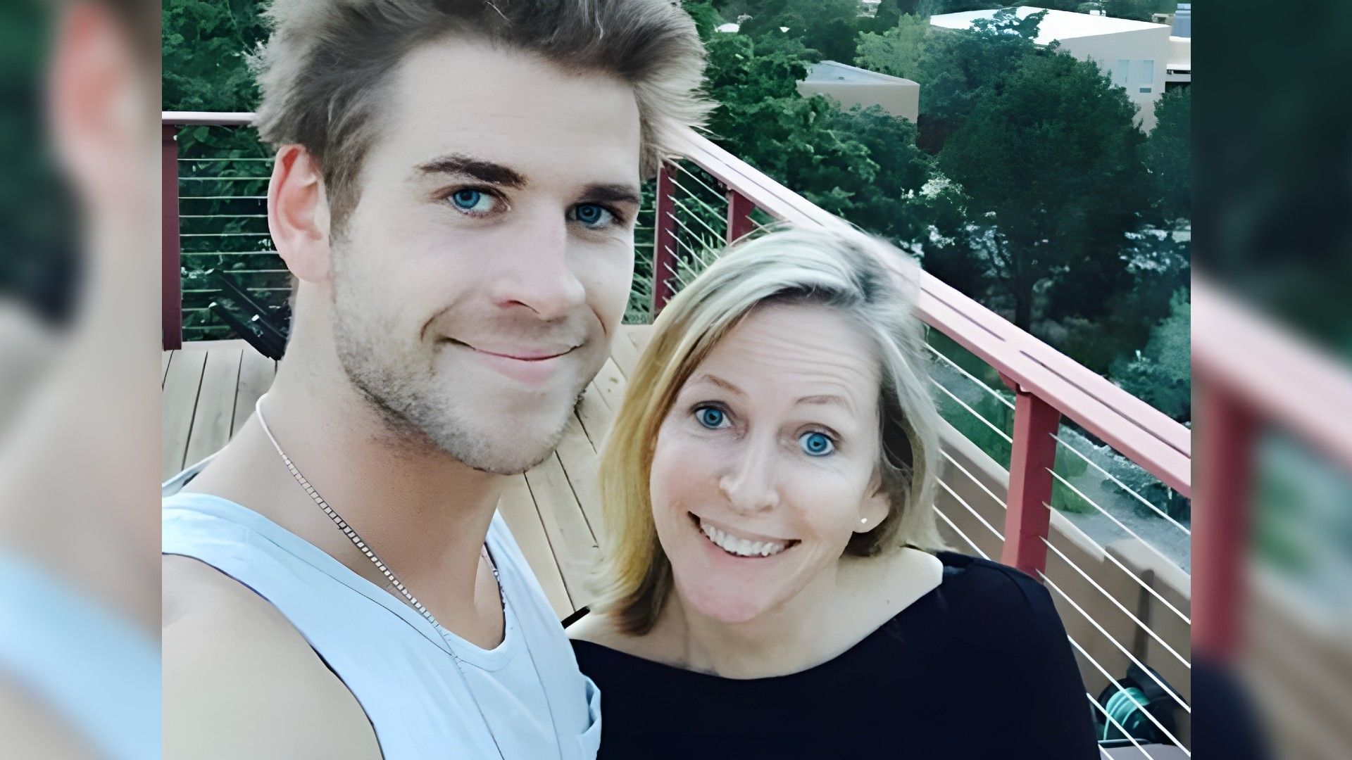 Liam Hemsworth com a mãe