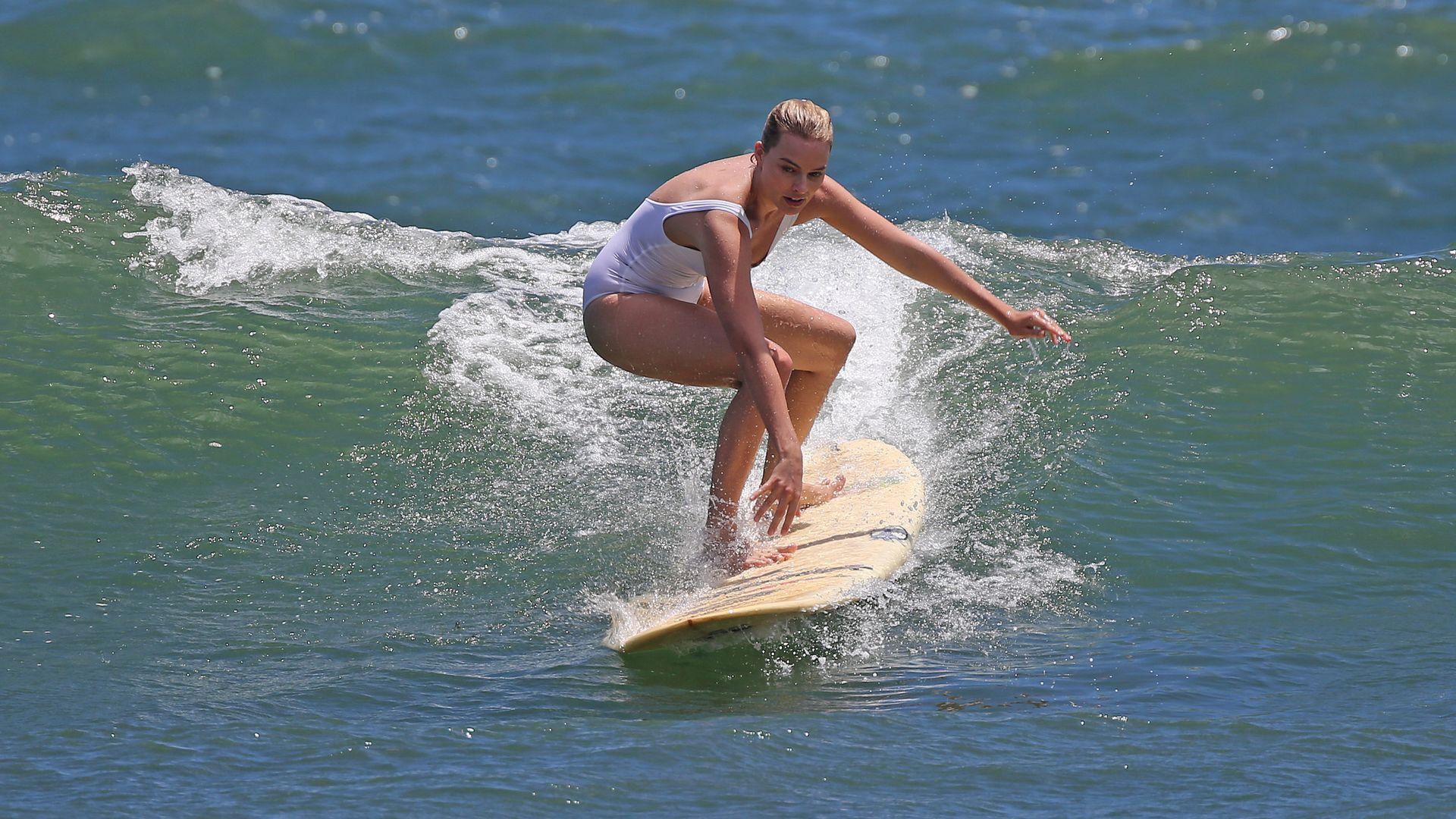 Margot Robbie de fato de banho