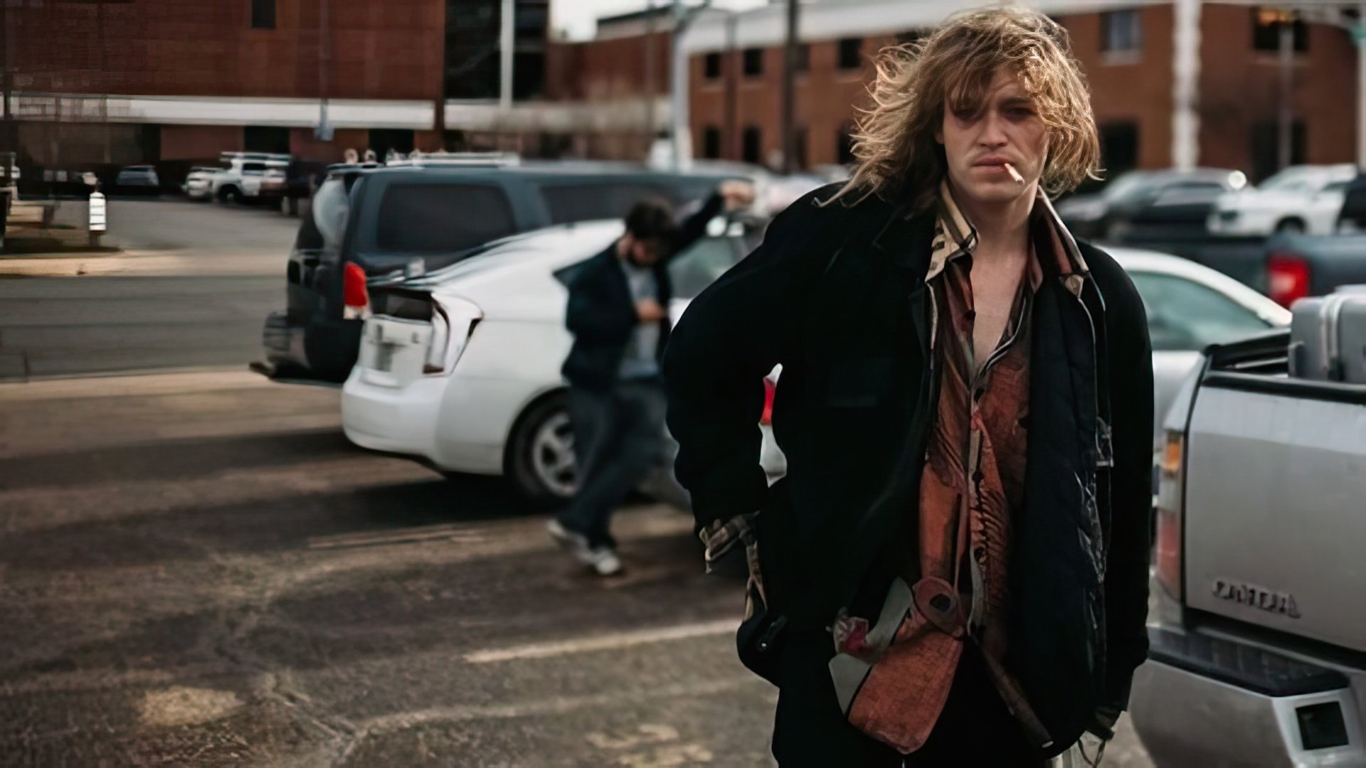 Caleb Landry Jones no set de "Friday's Child"