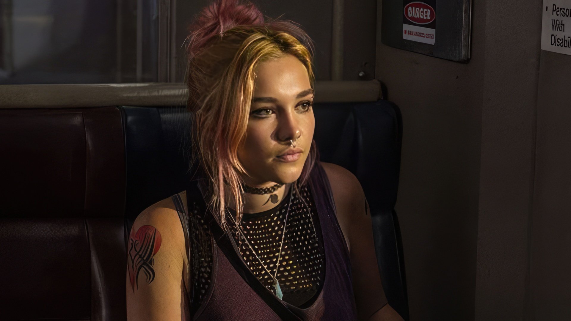 Florence Pugh no filme The Commuter
