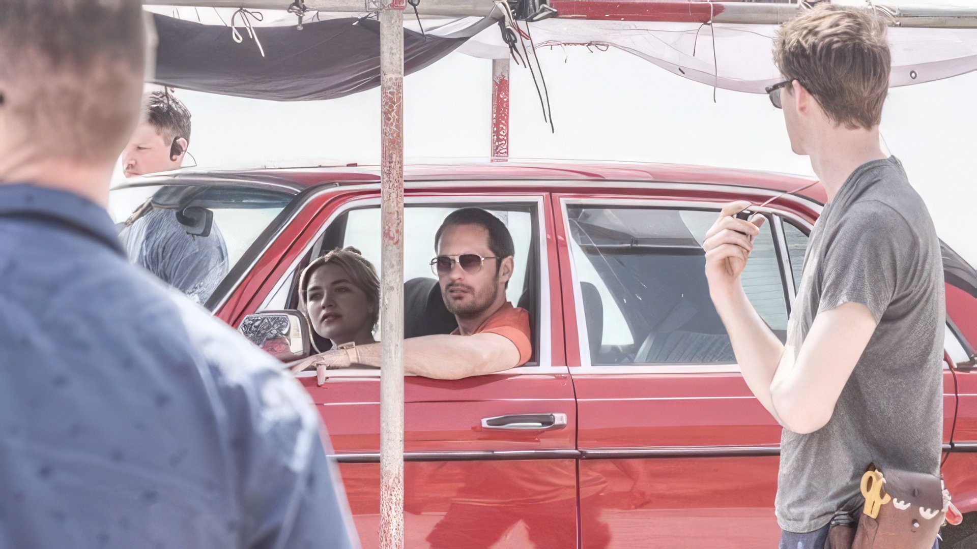 Florence Pugh no set da série The Little Drummer Girl
