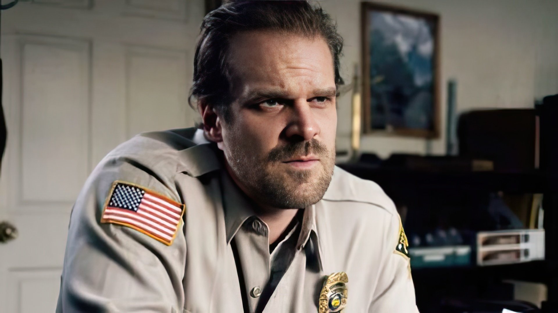 David Harbour como Xerife Hopper