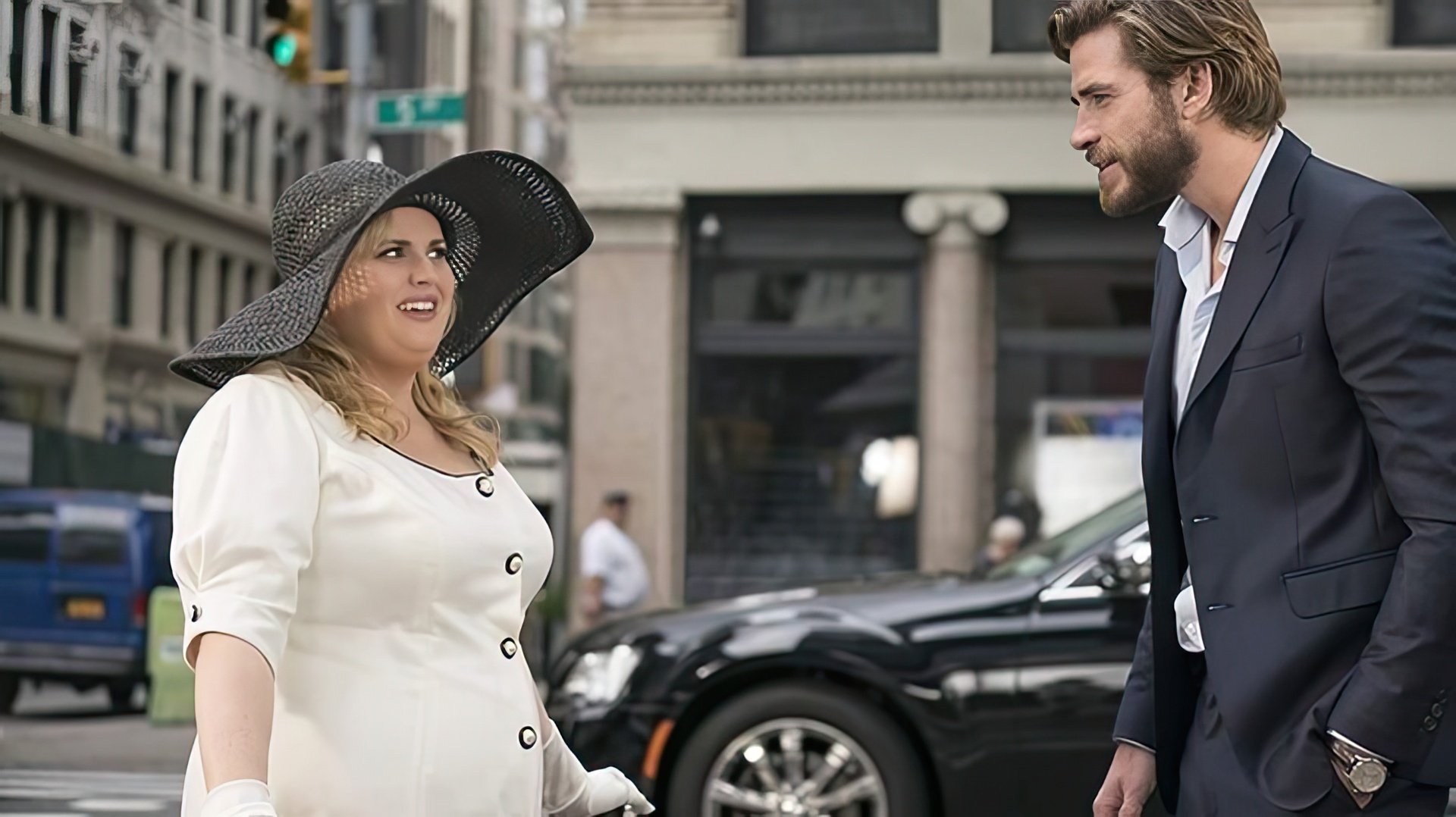 Rebel Wilson e Liam Hemsworth no filme Isn't It Romantic