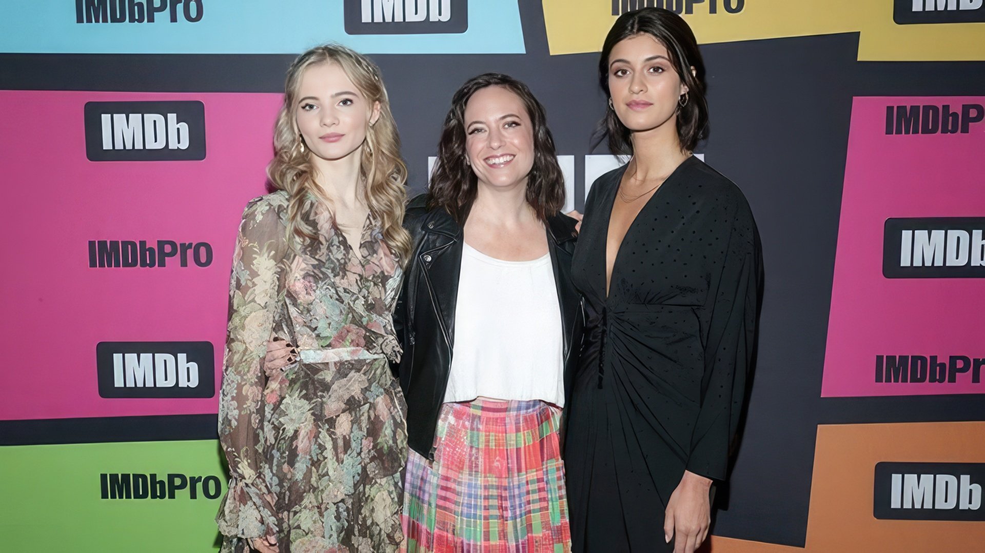 Freya Allan, Lauren Schmidt e Anya Chalotra