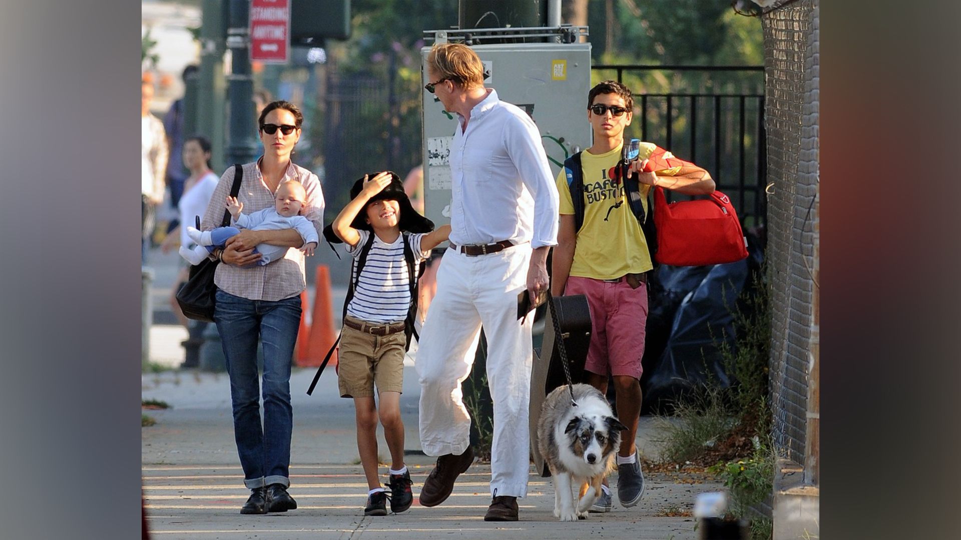 Jennifer Connelly com o marido e os filhos num passeio