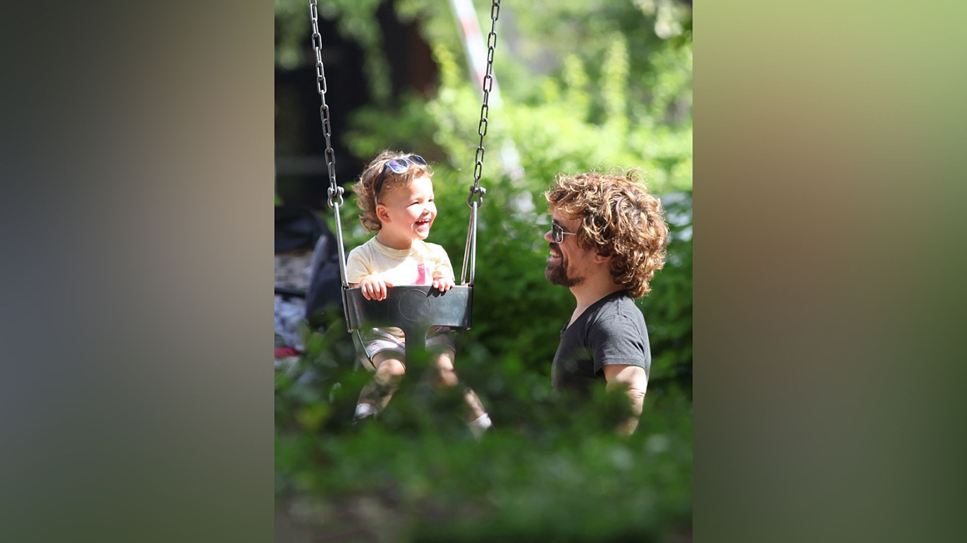 Peter Dinklage com a sua filha Zelig