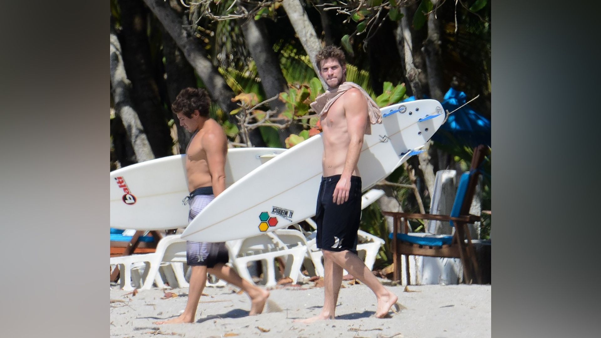 Liam Hemsworth é um excelente surfista