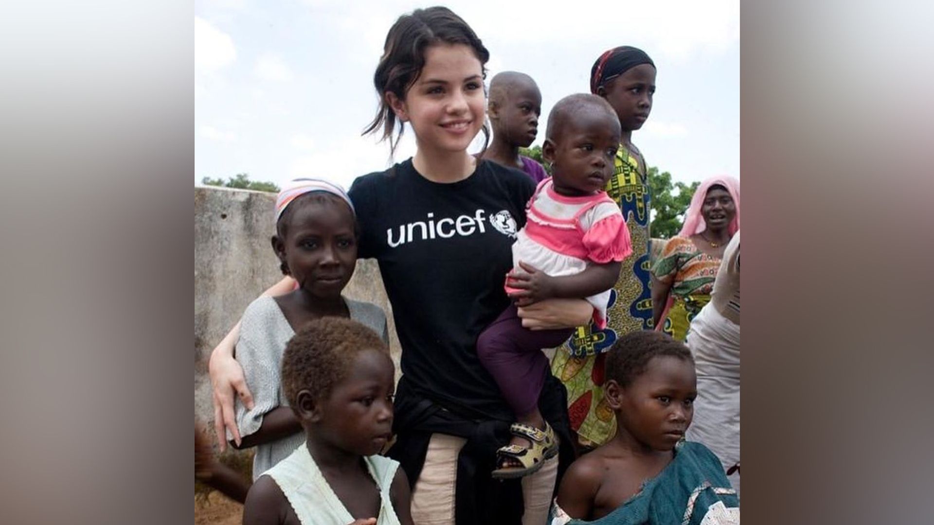 Selena Gomez durante a sua viagem ao Gana