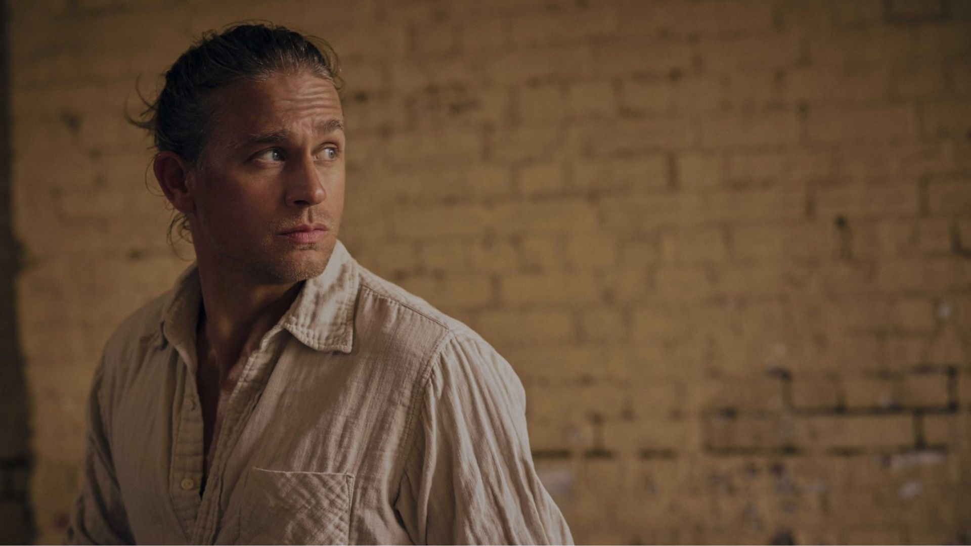 Charlie Hunnam na série Shantaram