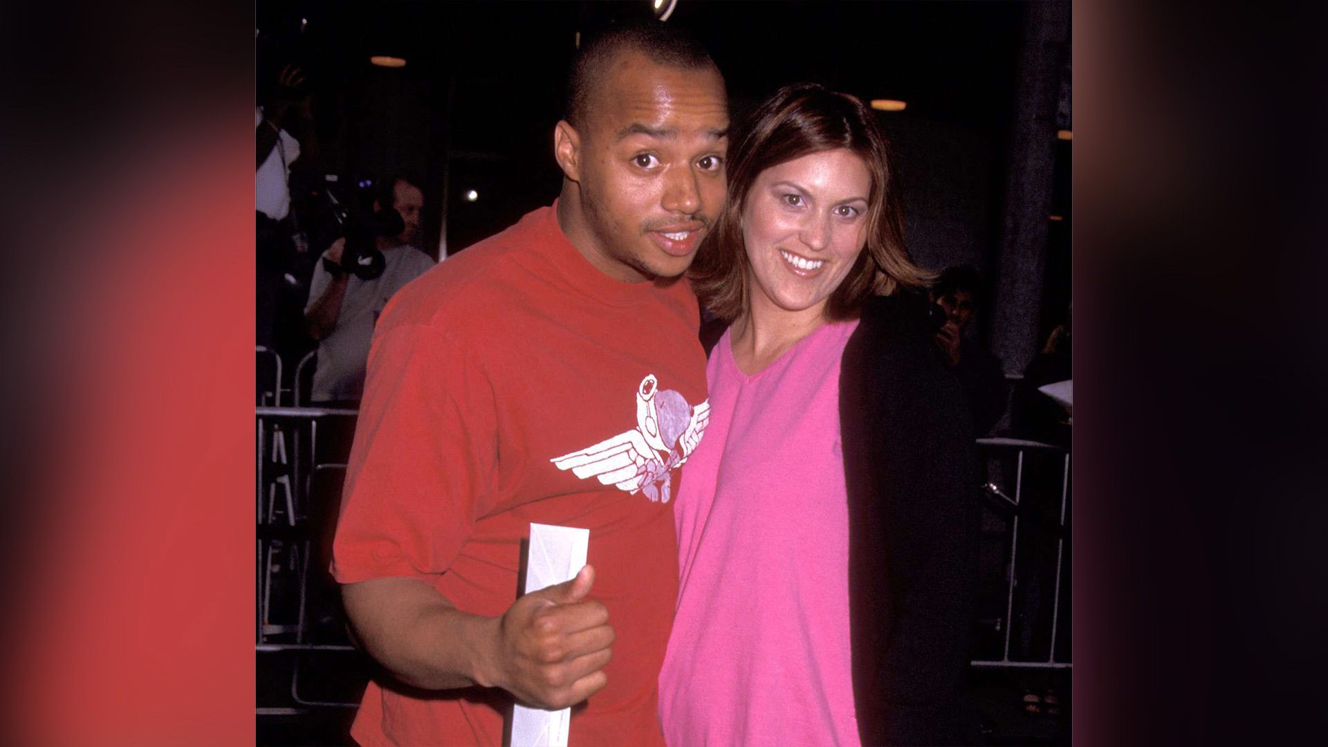 Donald Faison e Lisa Askey grávida posam para fotografias