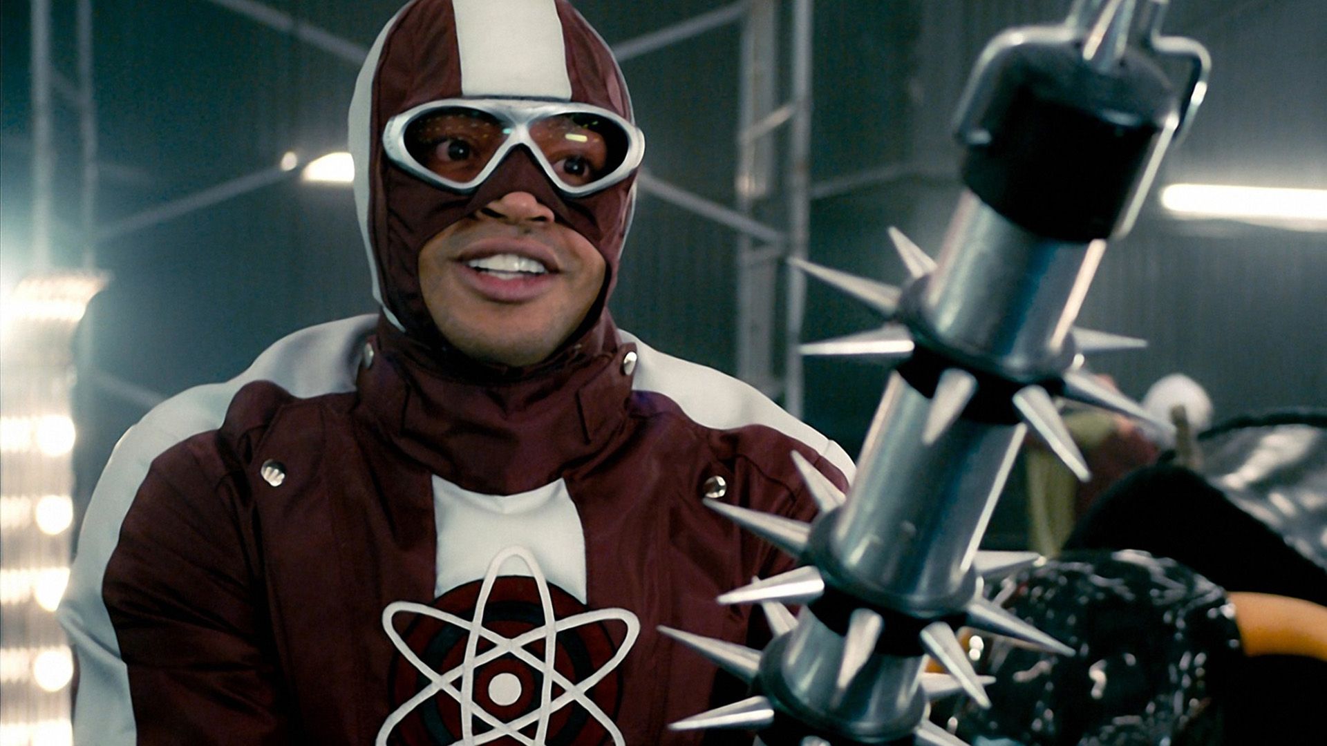 Donald Faison com um casaco vermelho e branco e uma máscara a cobrir metade do rosto