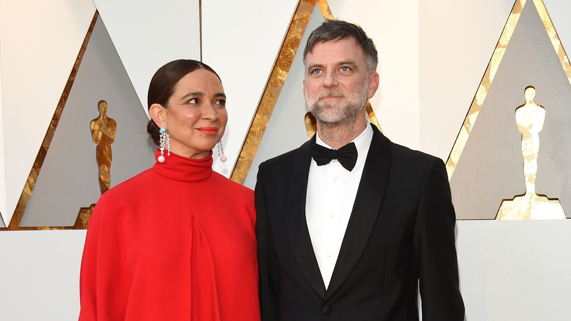 Paul Thomas Anderson de smoking e Maya Rudolph num vestido vermelho na cerimónia dos Óscares