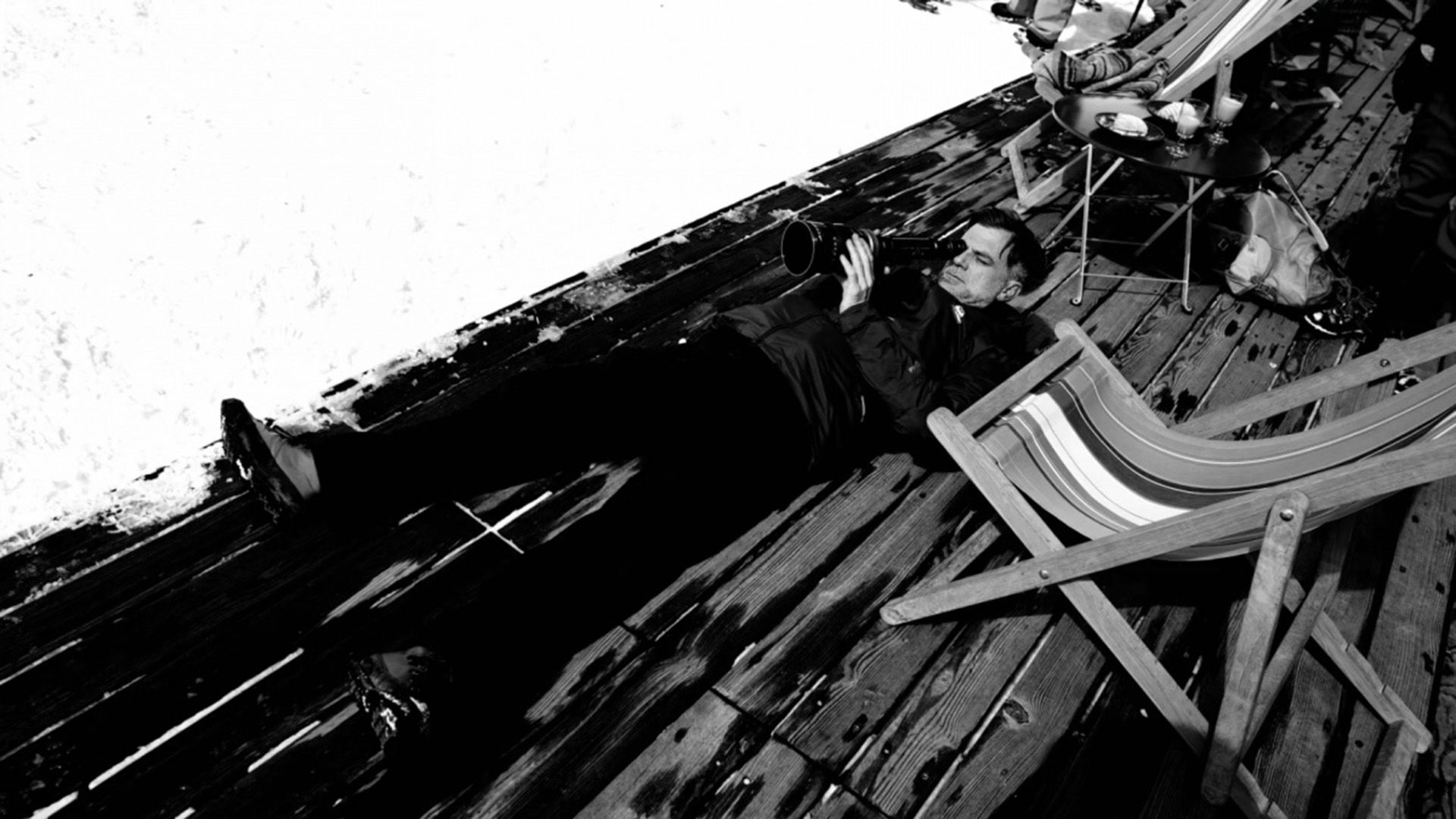 Paul Thomas Anderson deitado no chão a olhar para a lente da câmara