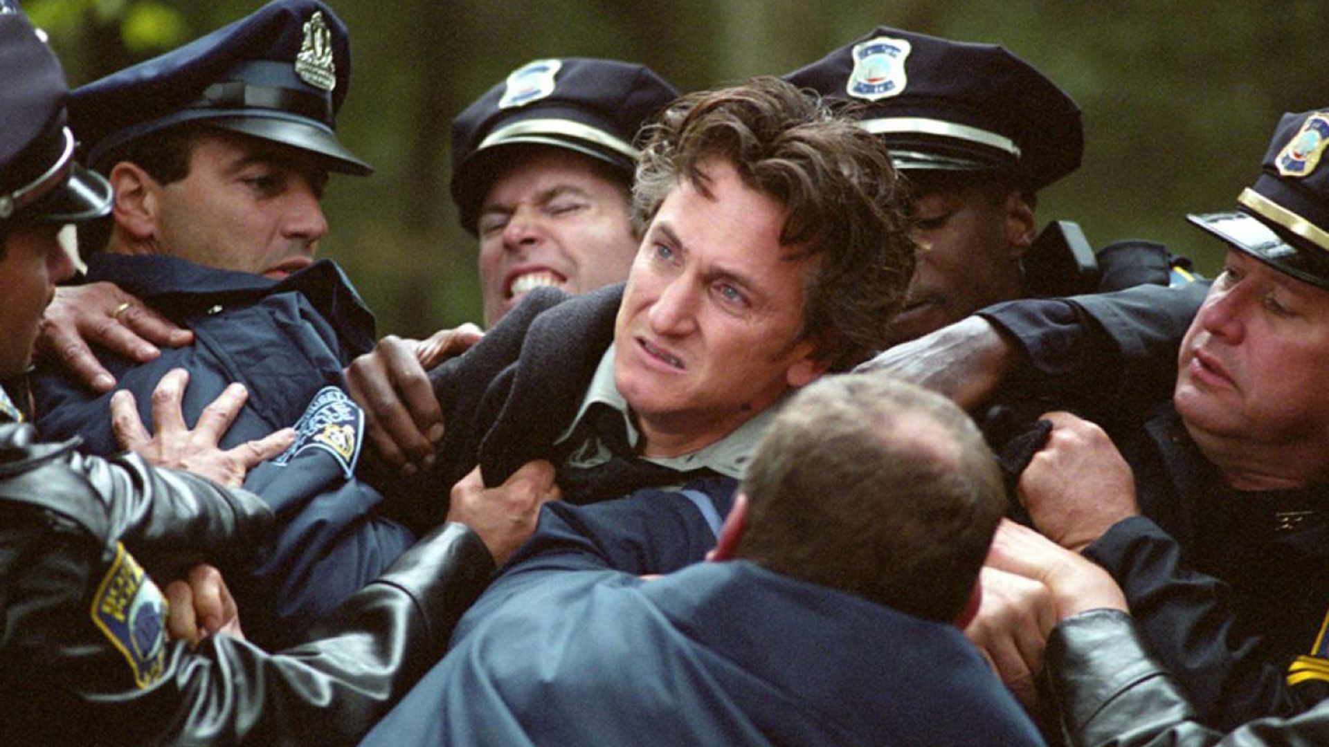 Sean Penn enfurecido a ser contido por cinco polícias uniformizados