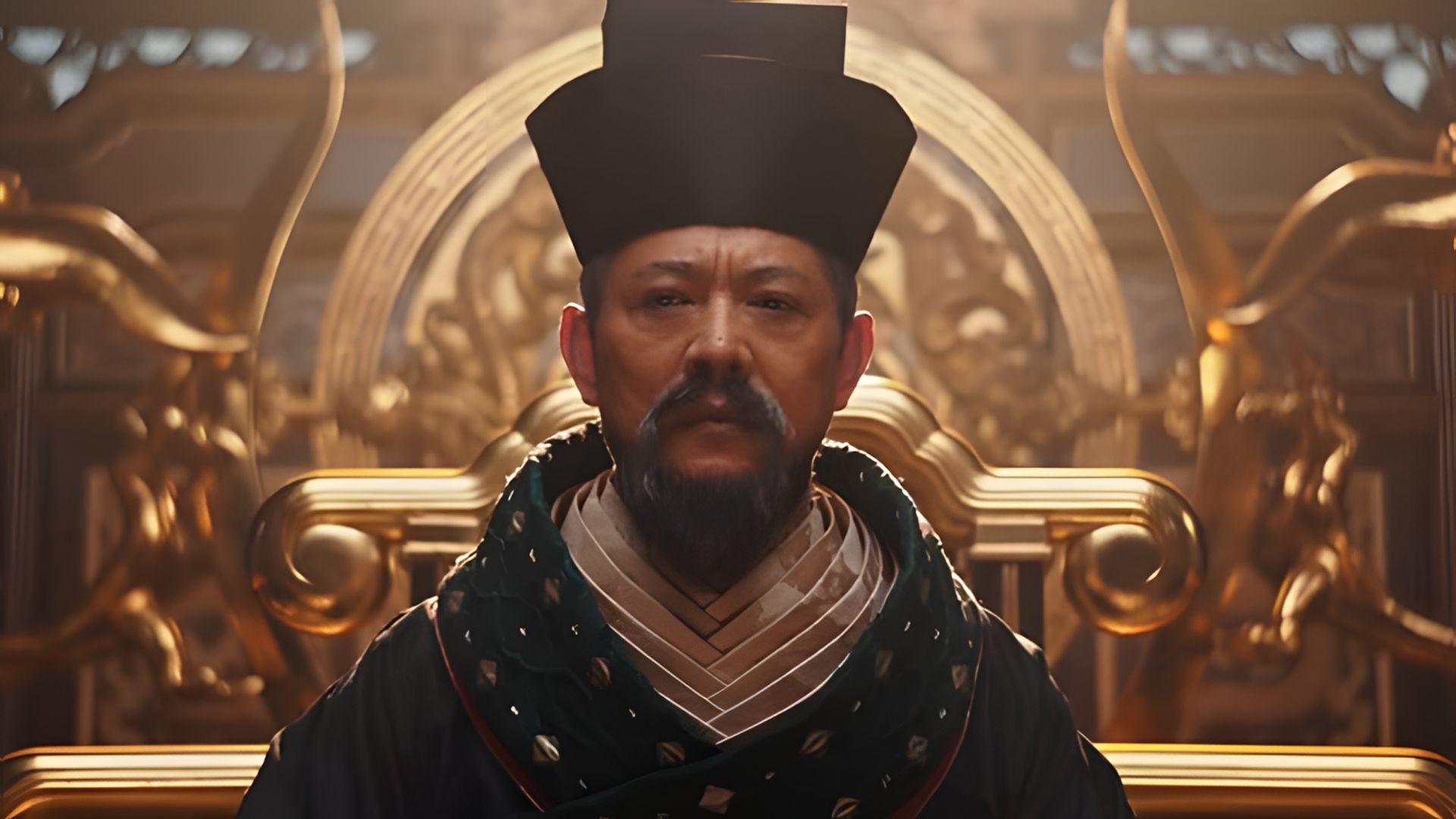 Jet Li em traje de imperador chinês, imagem do filme Mulan