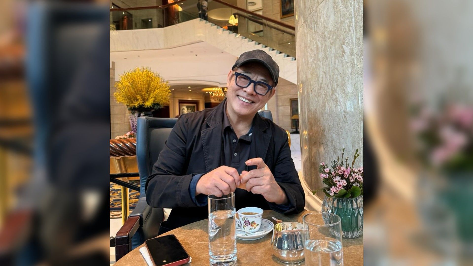 Jet Li com boné e óculos de sol a jantar num restaurante
