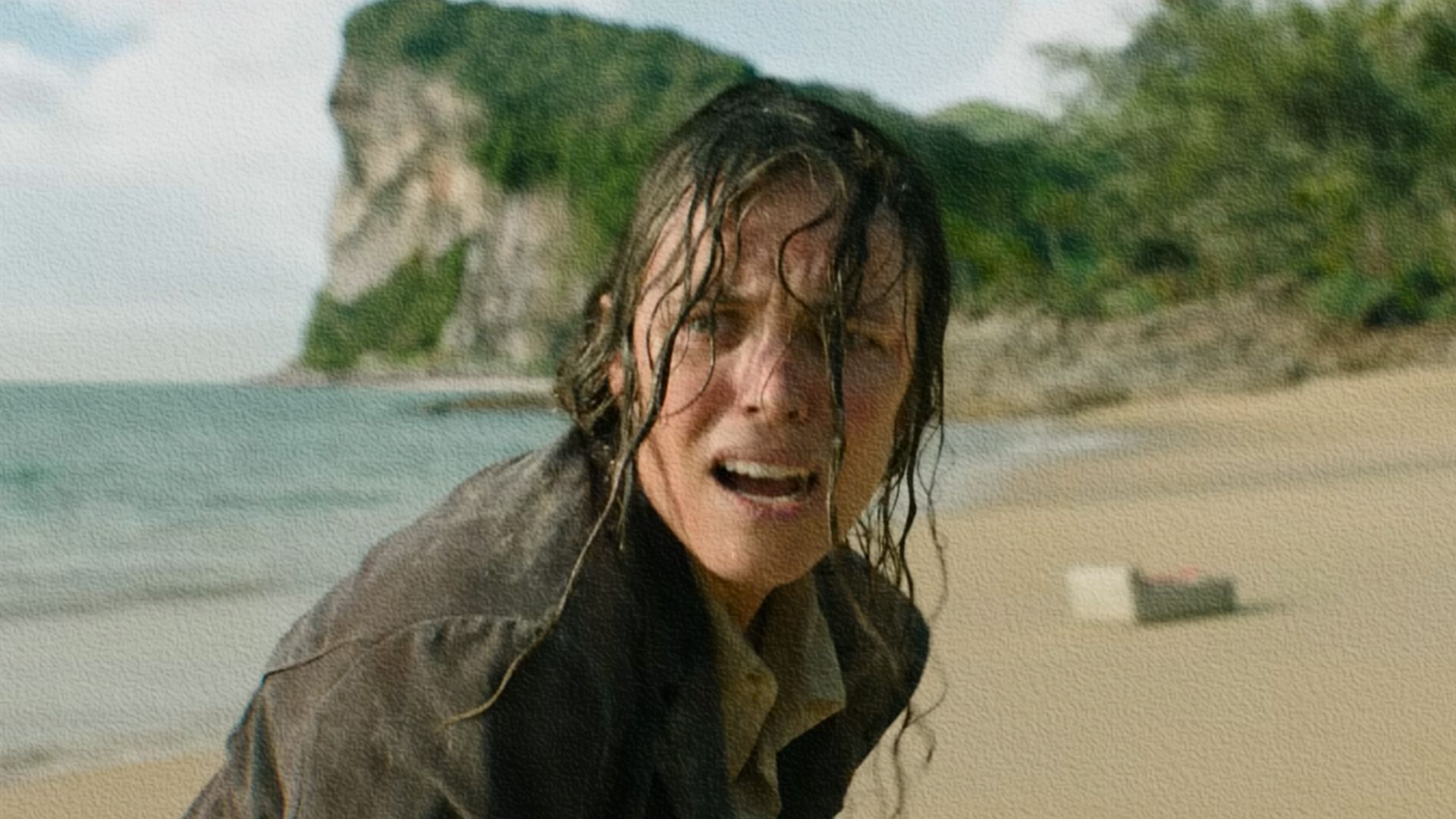 Uma rapariga com roupa molhada e cabelo molhado está na costa de uma ilha