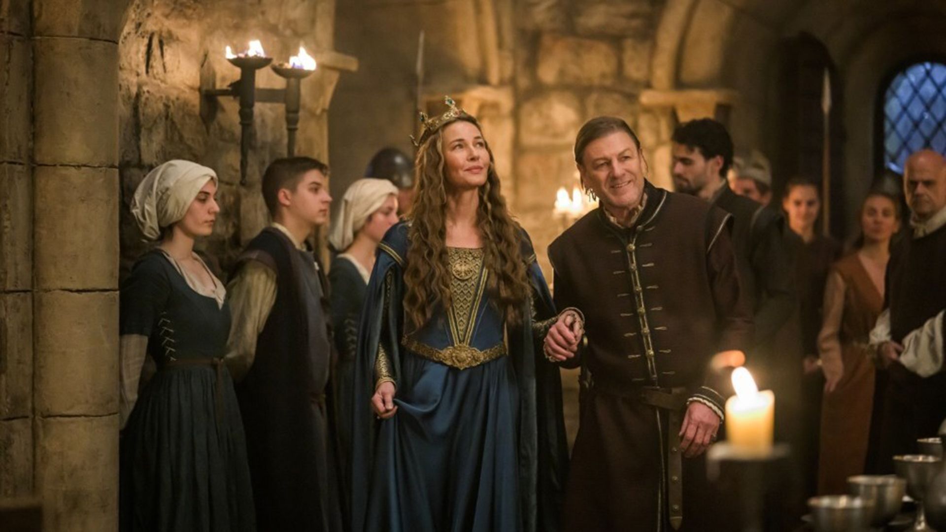 Connie Nielsen e Sean Bean em trajes de época dentro de um castelo
