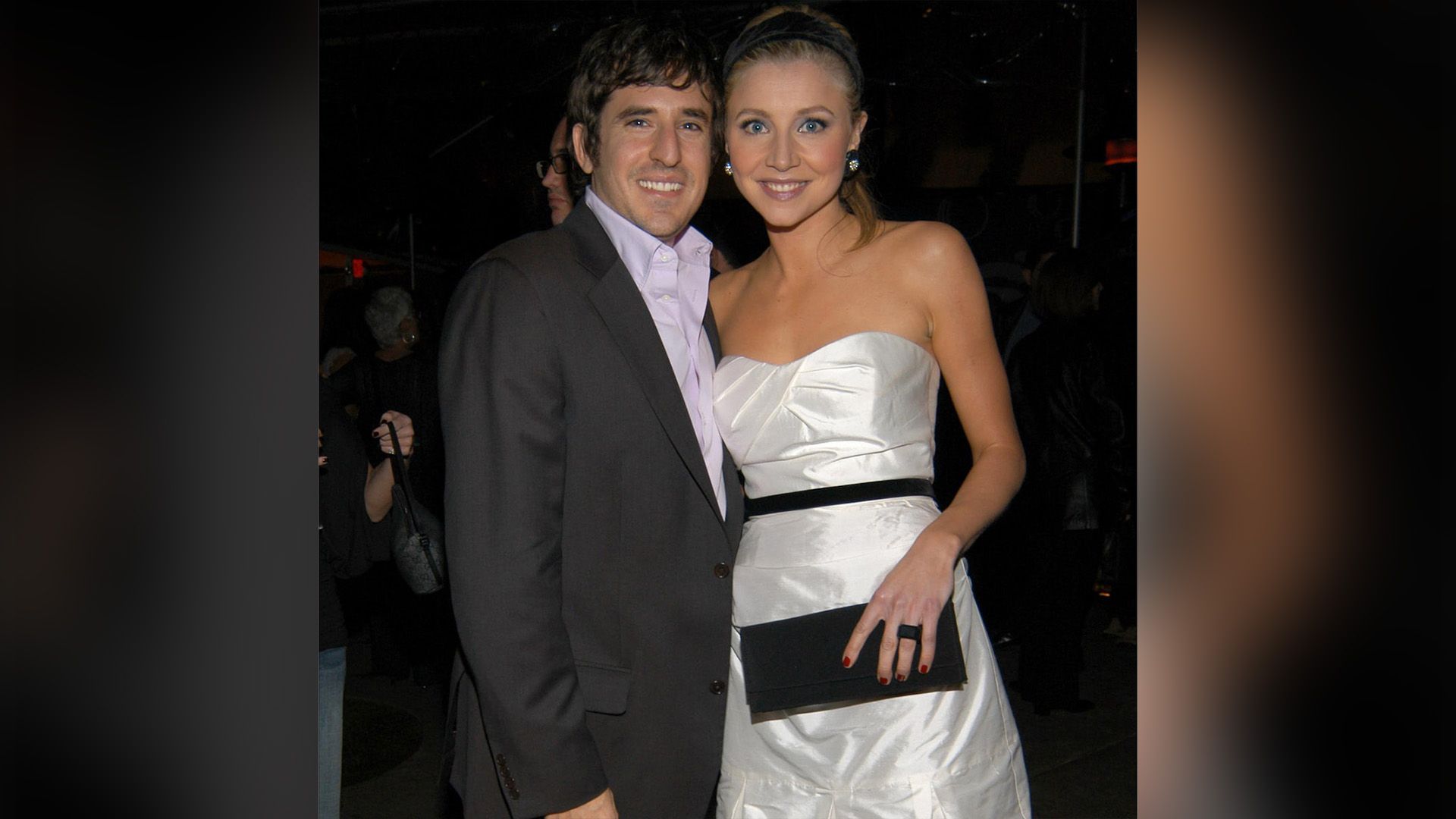 Sarah Chalke com um vestido branco e Jamie Afifi de blazer