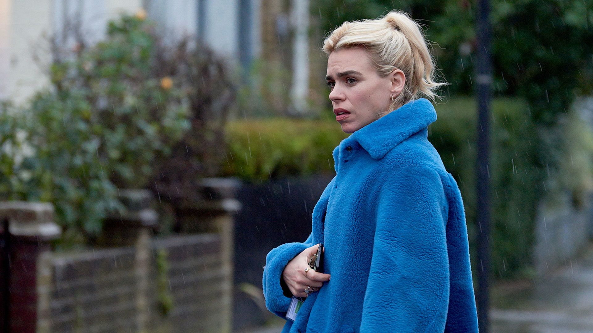 Billie Piper num casaco de peluche azul na rua