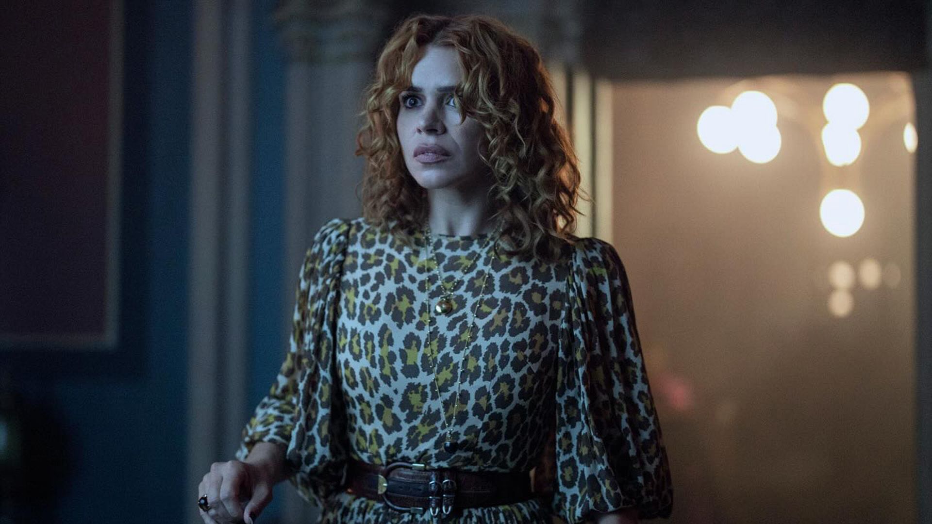 Billie Piper com caracóis ruivos e num vestido de padrão leopardo