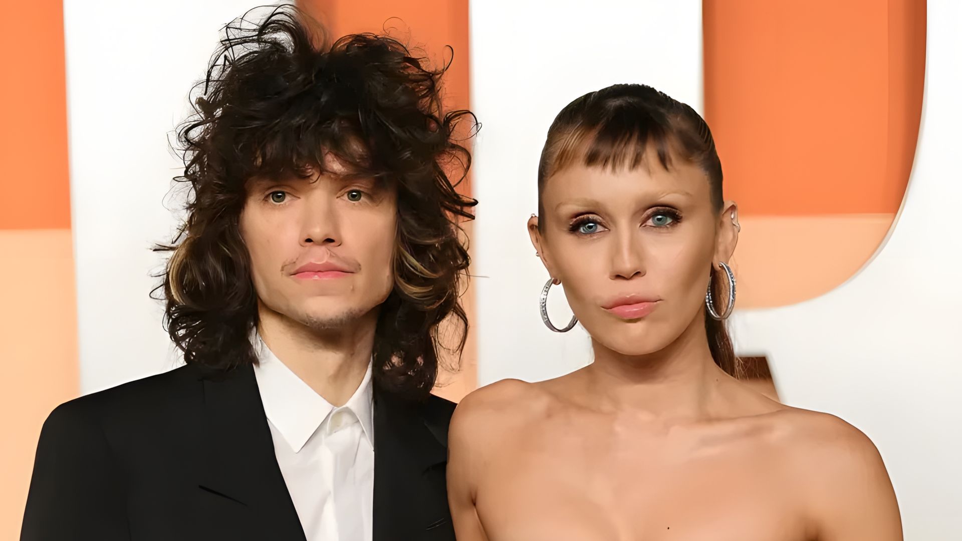 Miley Cyrus e Maxx Morando posam no tapete vermelho