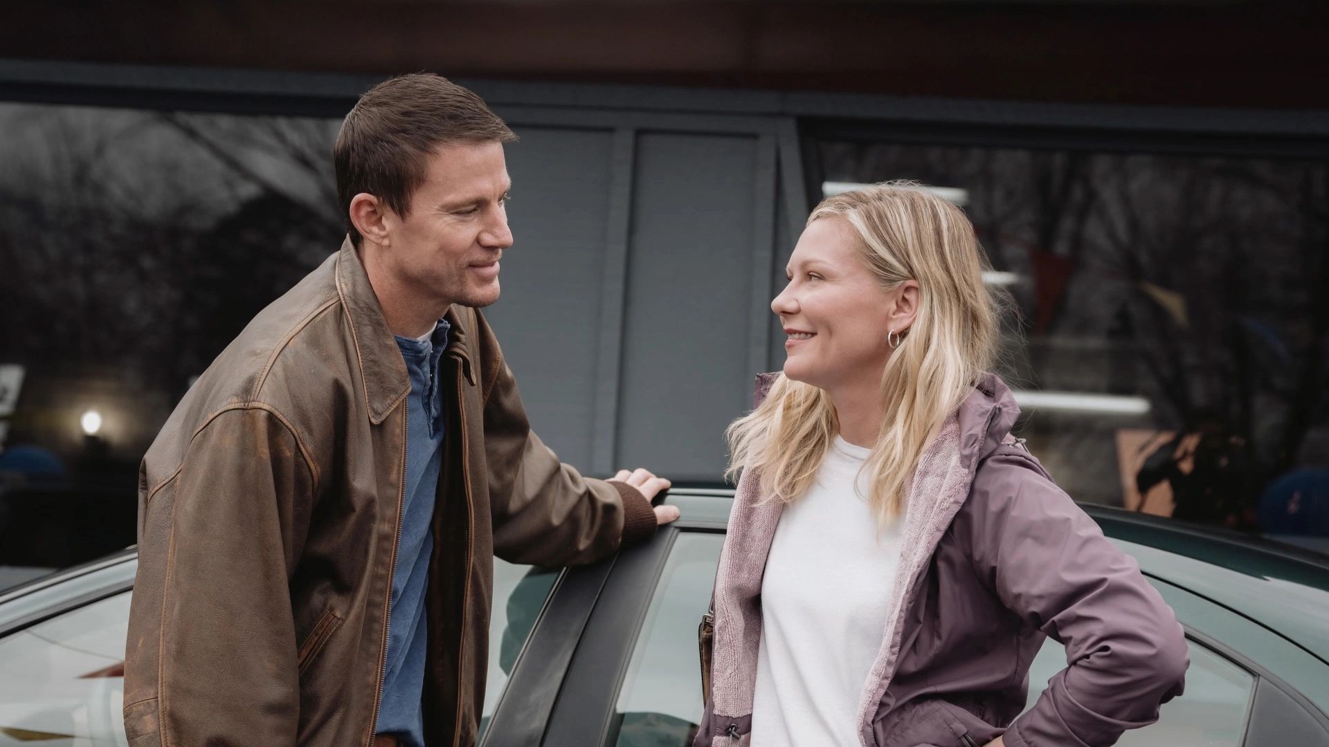 Kirsten Dunst e Channing Tatum frente a frente a sorrir
