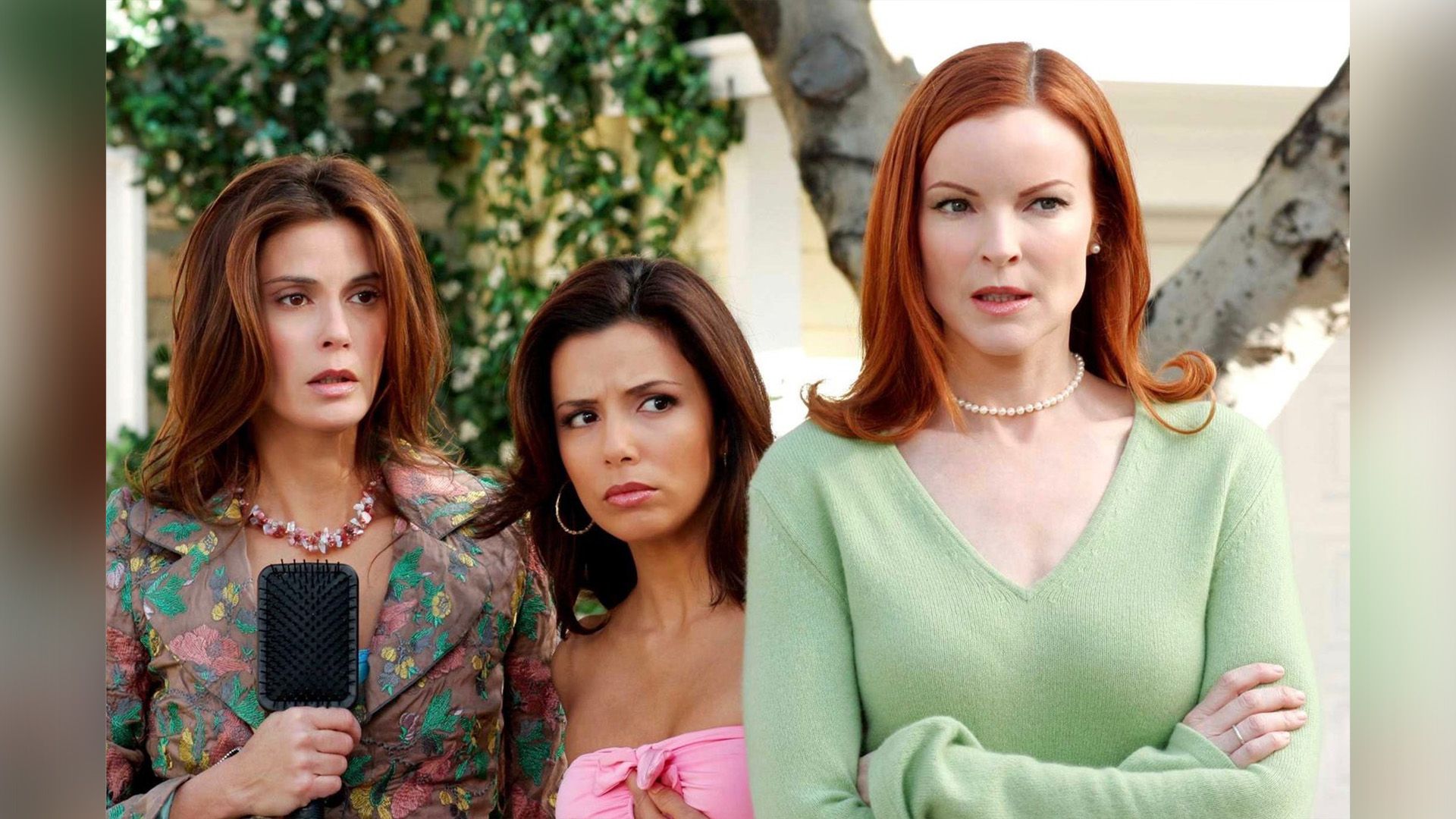 Teri Hatcher, Eva Longoria e Marcia Cross estão de pé, franzindo o sobrolho, com os olhos fixos cautelosamente à frente