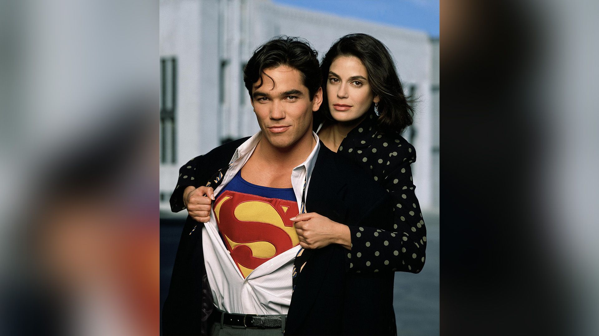 Teri Hatcher abraça Dean Cain pelos ombros enquanto ele revela o seu fato de Super-Homem por baixo da camisa