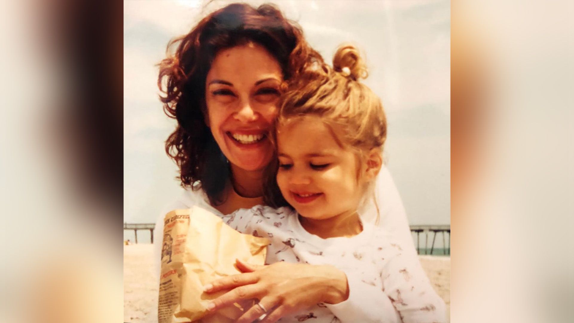 A jovem Teri Hatcher abraça a pequena filha Emerson e irradia felicidade