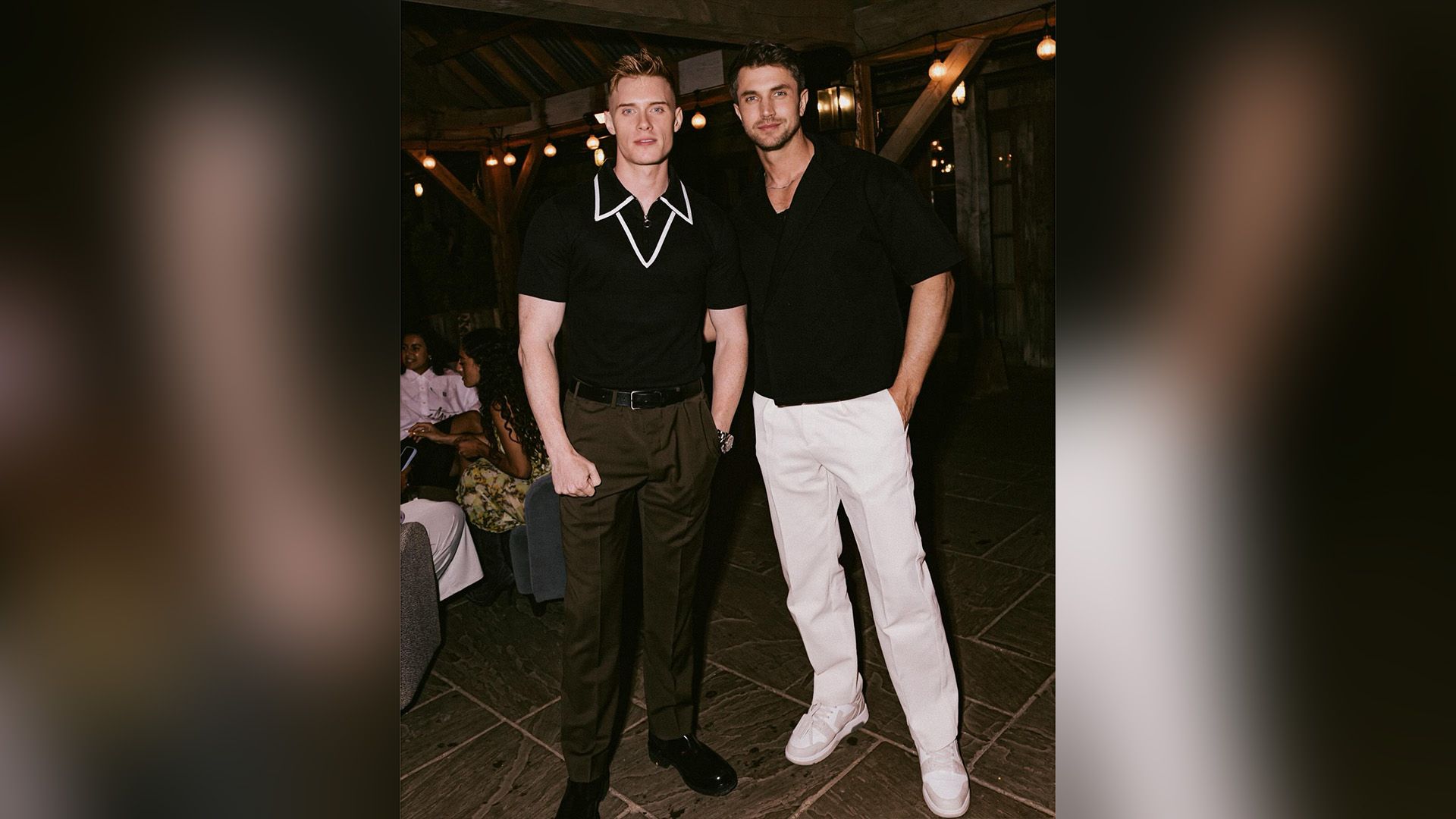 Max Parker e Kris Mochrie posam para uma fotografia numa festa