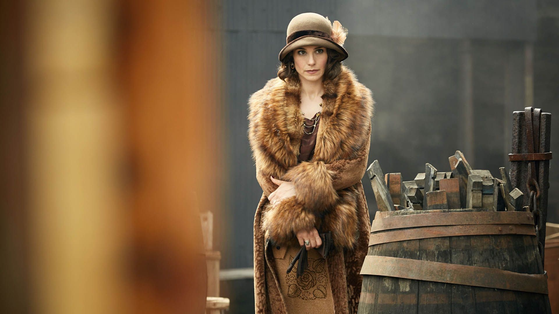 Charlotte Riley num chapéu bege e casaco bege com pele ruiva volumosa