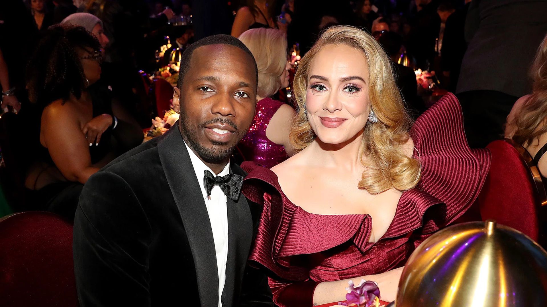 Adele e Rich Paul posam para a câmara em traje de gala num evento social