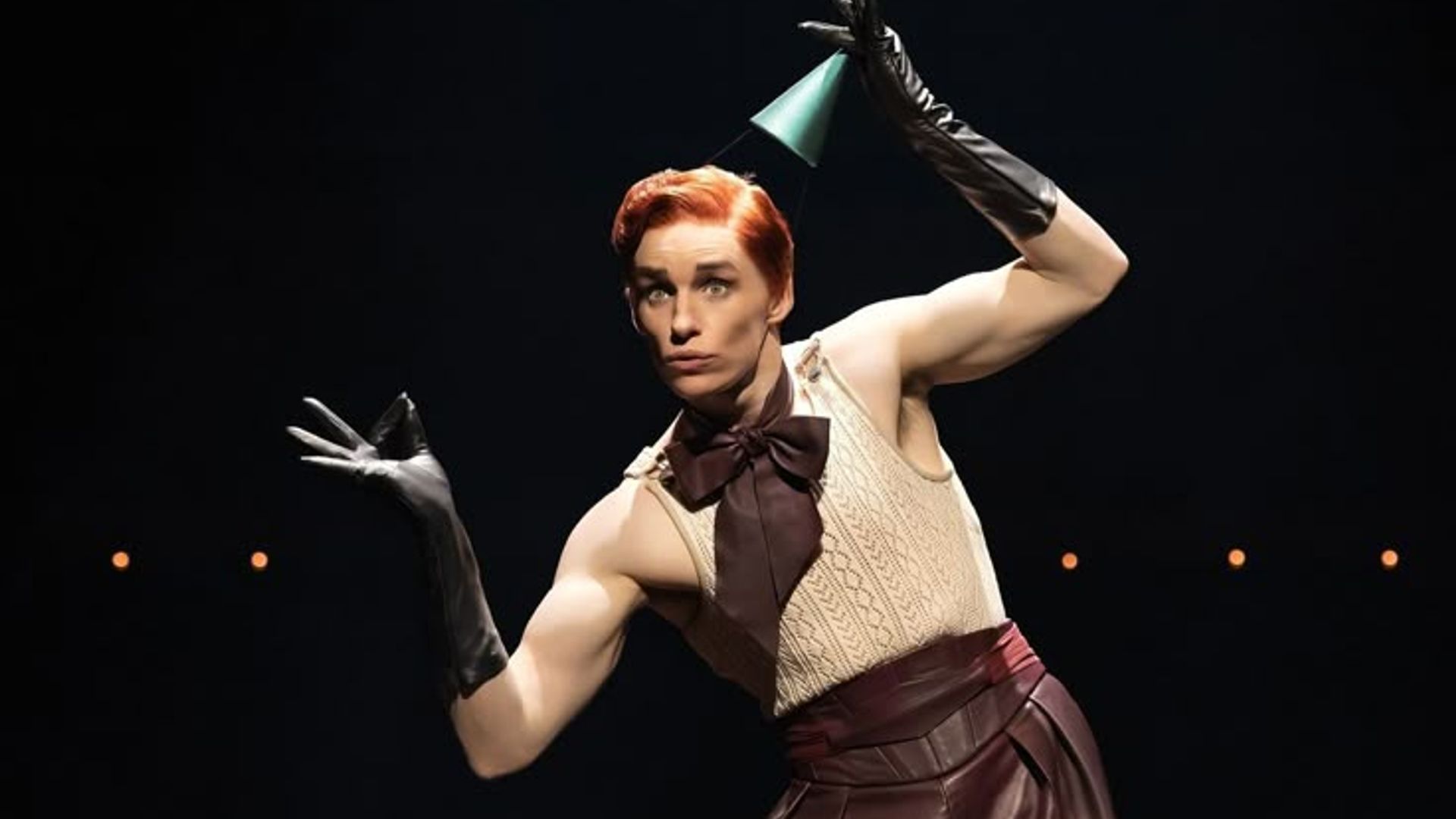 Eddie Redmayne com maquilhagem de palco no teatro