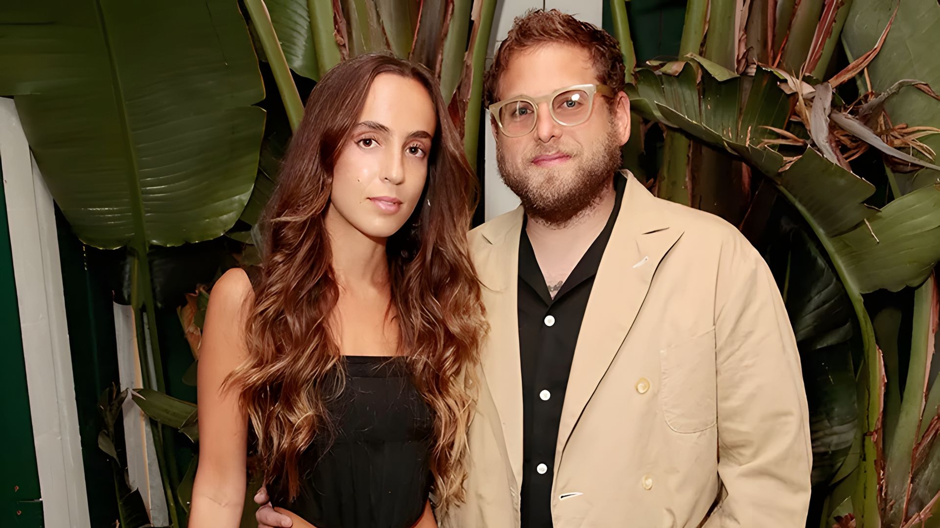 Jonah Hill e Gianna Santos posam juntos na passadeira vermelha
