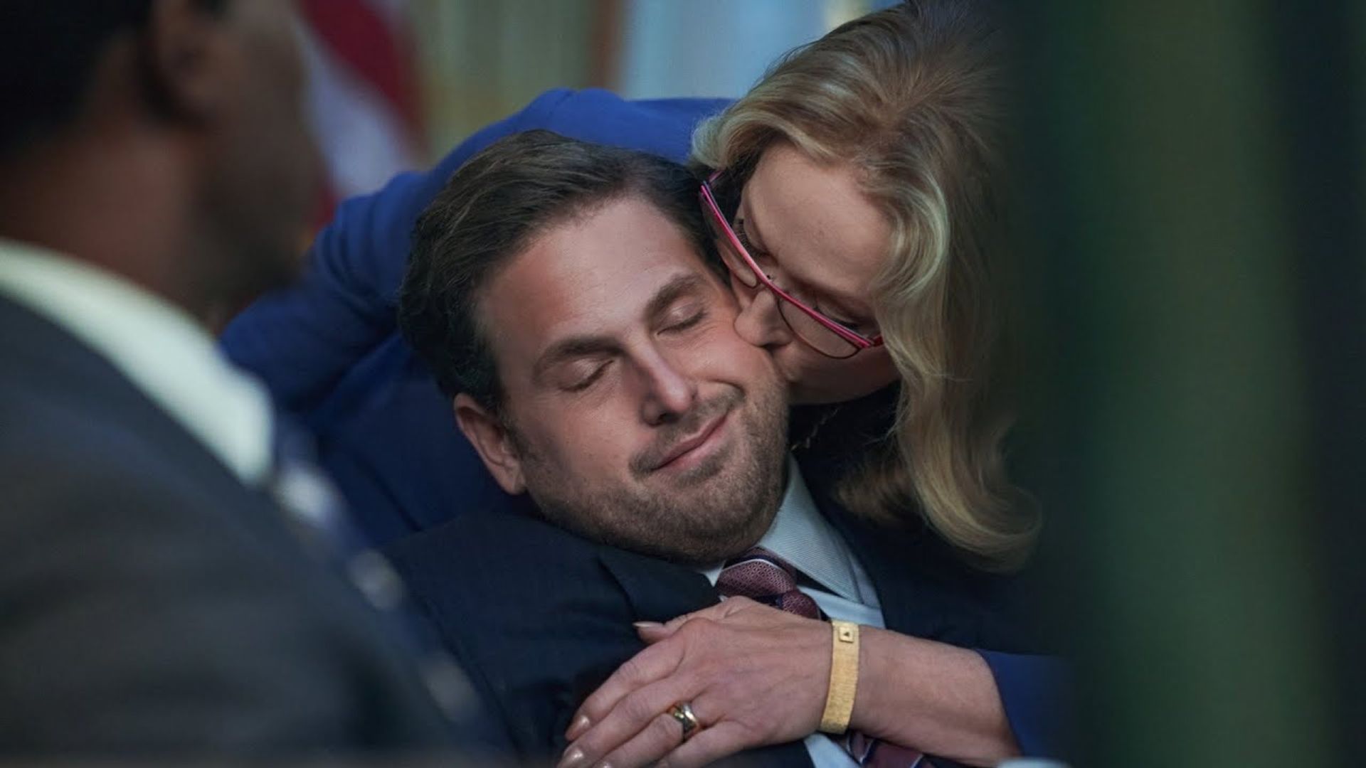 Meryl Streep beija ternamente Jonah Hill na face, cena do filme