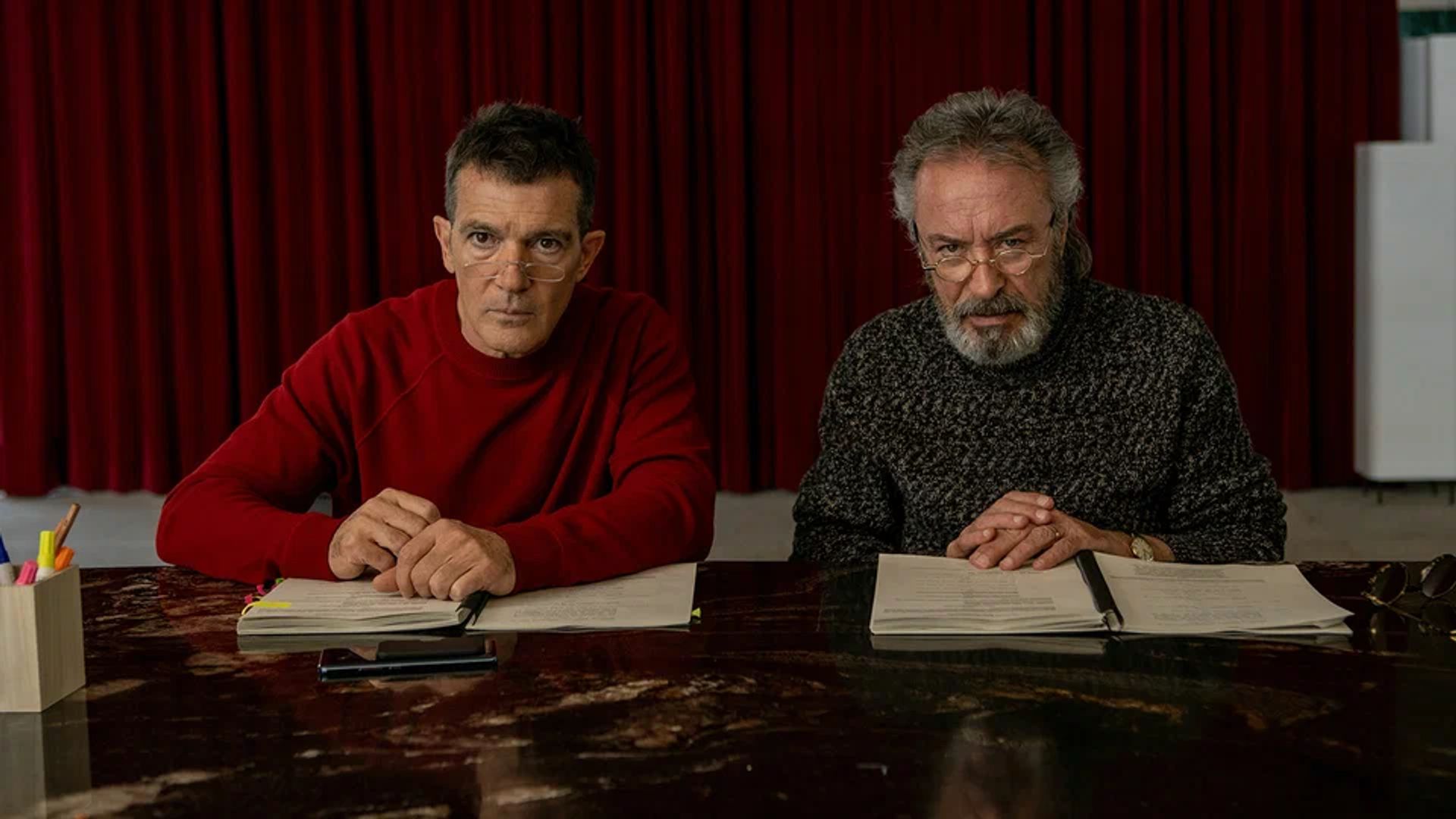 Antonio Banderas e Oscar Martínez a olhar intensamente para a câmara