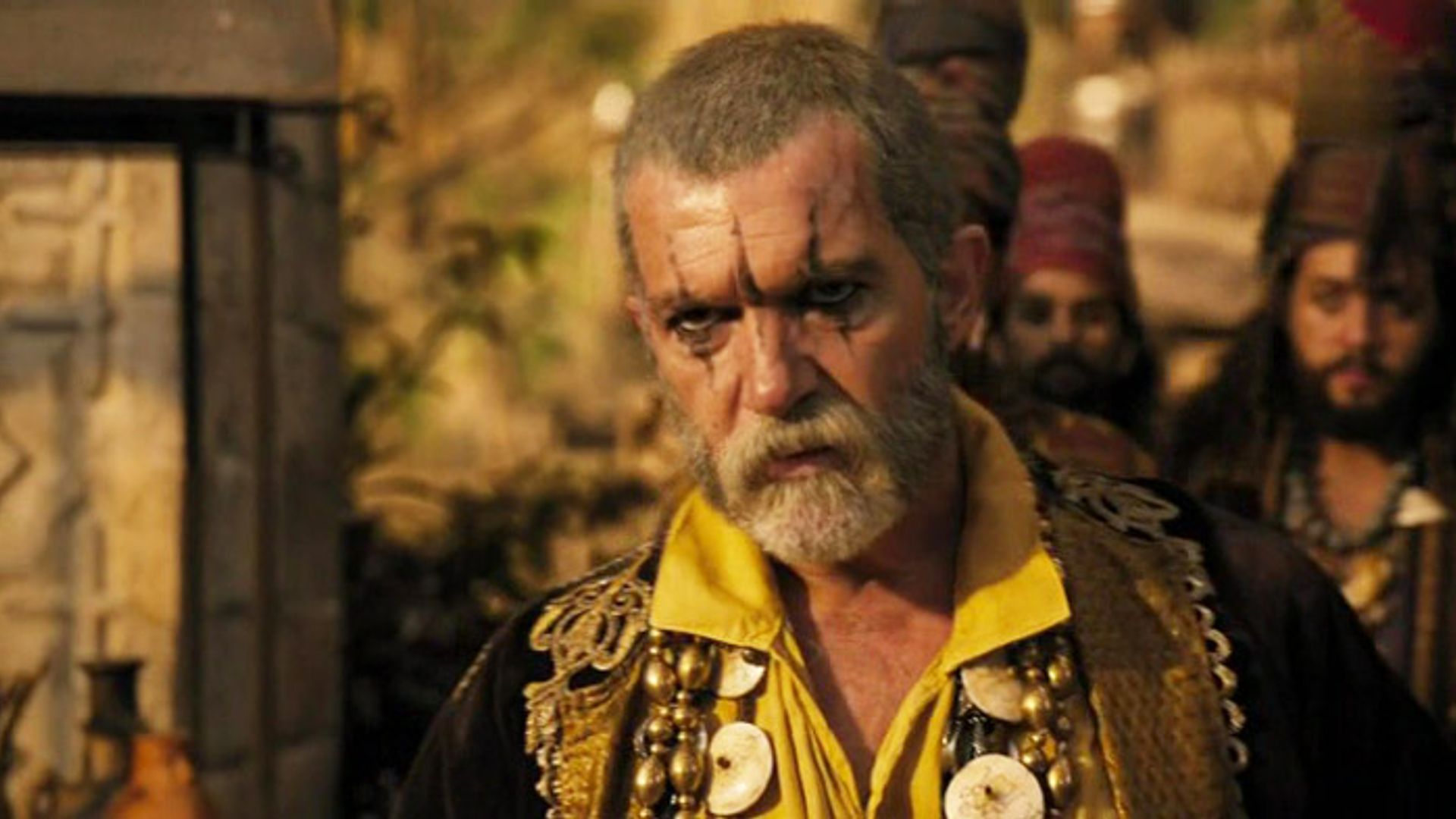Antonio Banderas careca, maquilhado, com barba