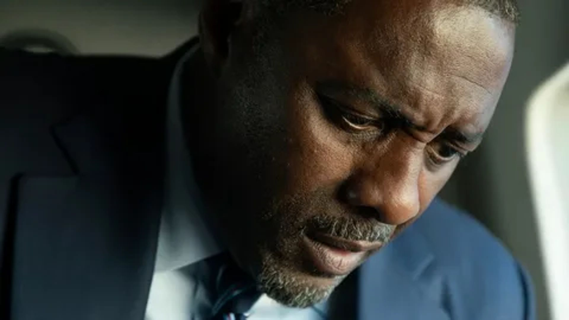 Idris Elba de fato, rosto em close-up