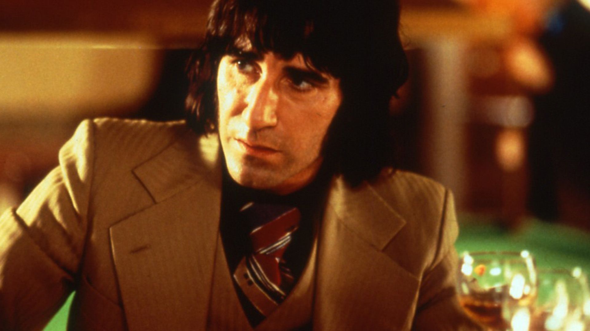 John Lynch como o futebolista George Best