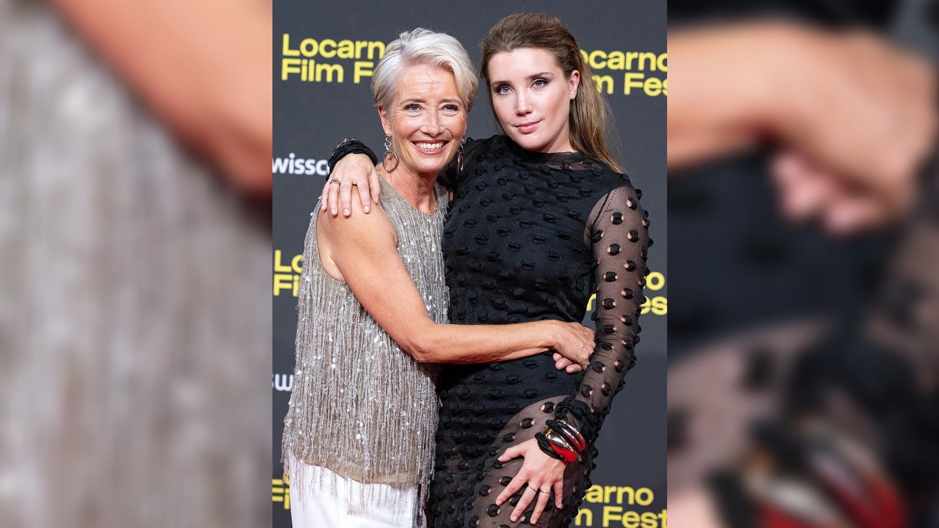 Emma Thompson abraça a filha na passadeira vermelha do festival de cinema