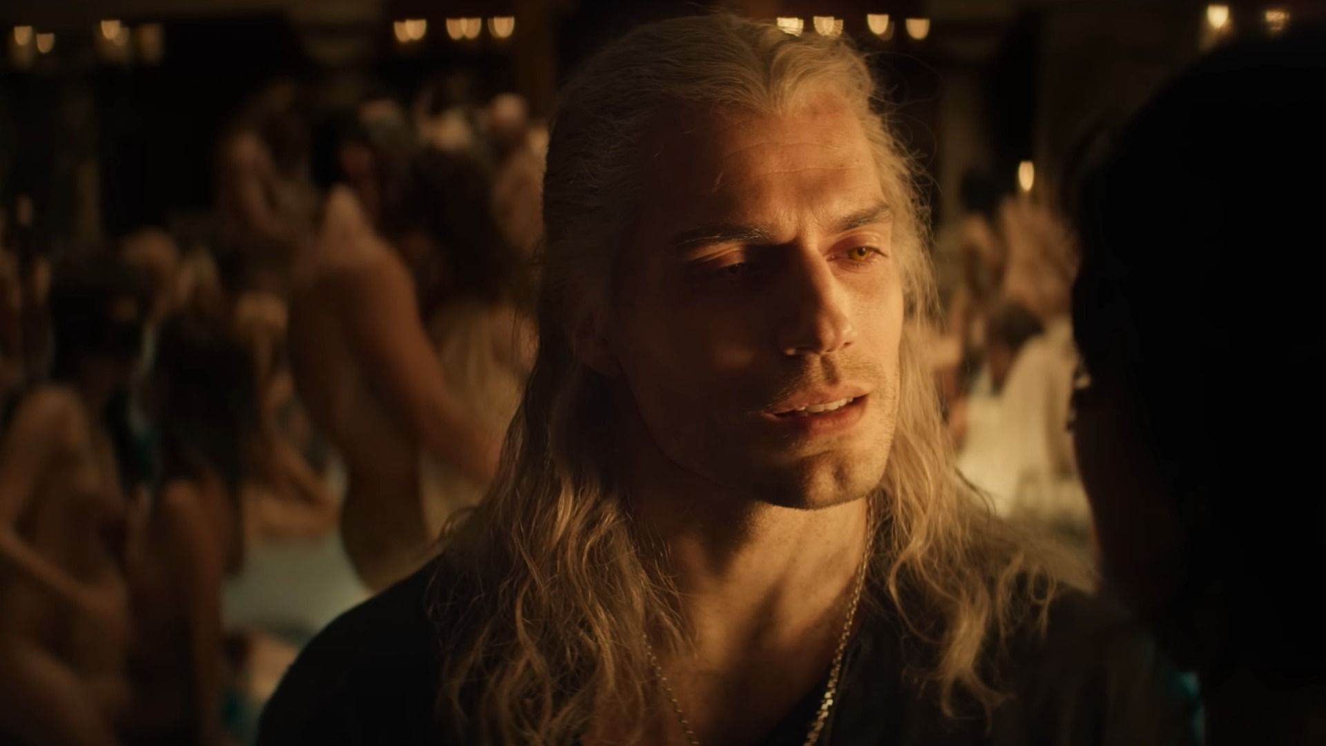 Ator Henry Cavill com cabelo branco comprido usando roupa preta
