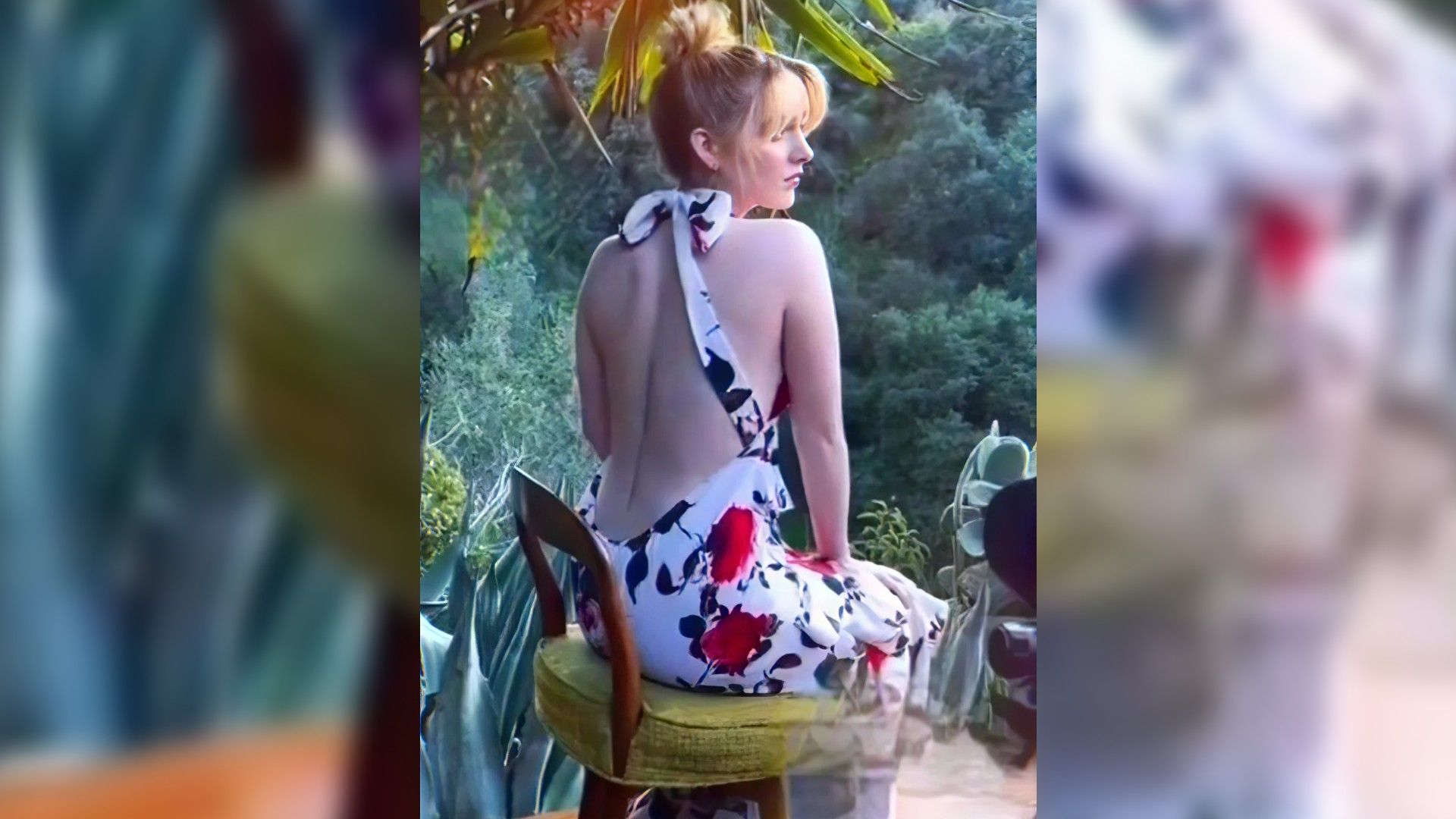 Mckenna Grace sentada num vestido decotado nas costas, vista de trás
