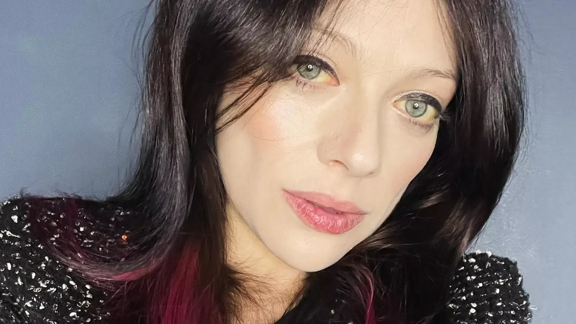 Uma selfie da atriz Michelle Trachtenberg, a parte branca dos seus olhos tem um tom amarelado