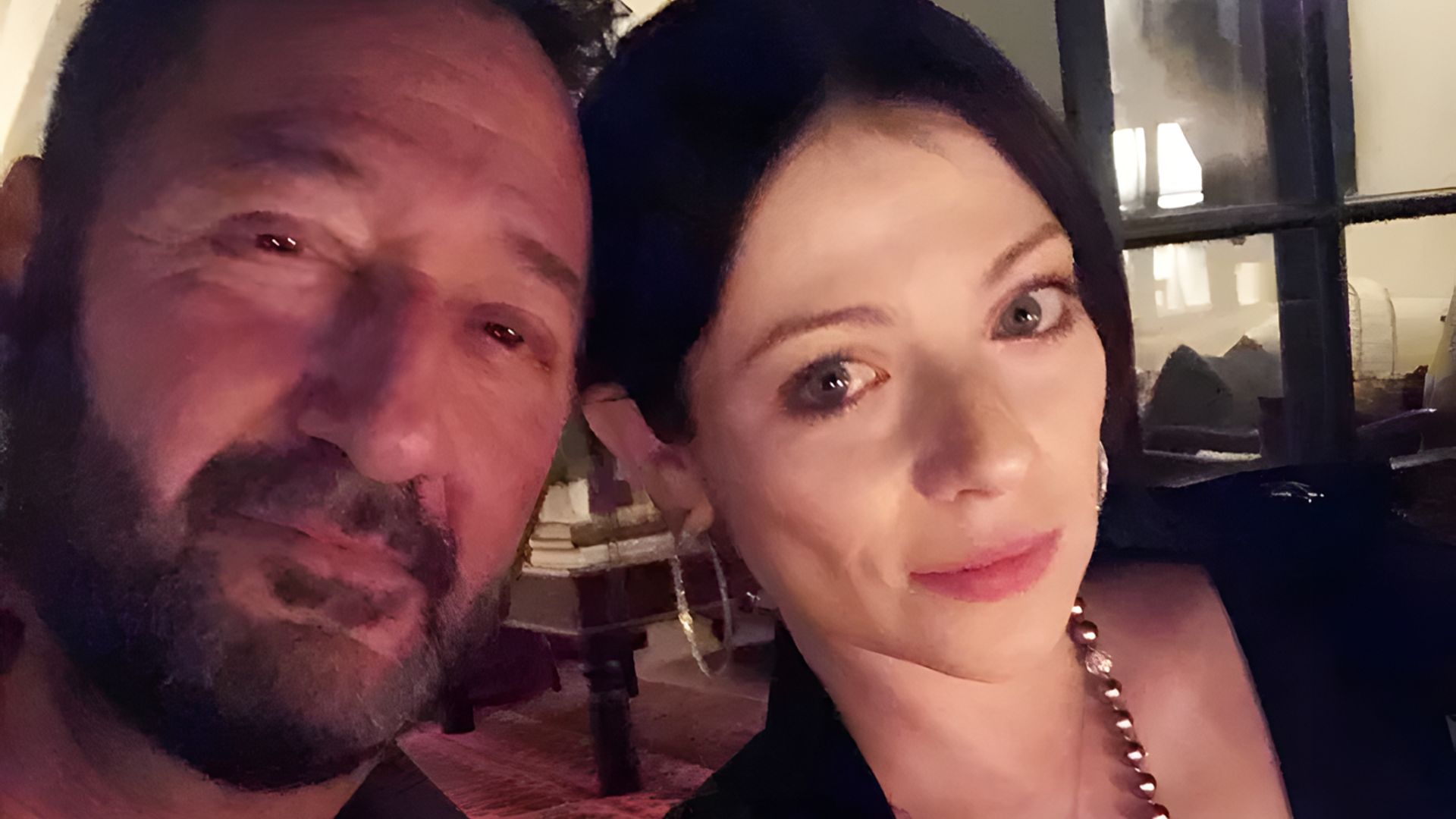 A atriz Michelle Trachtenberg e Jay Cohen tiram uma selfie juntos
