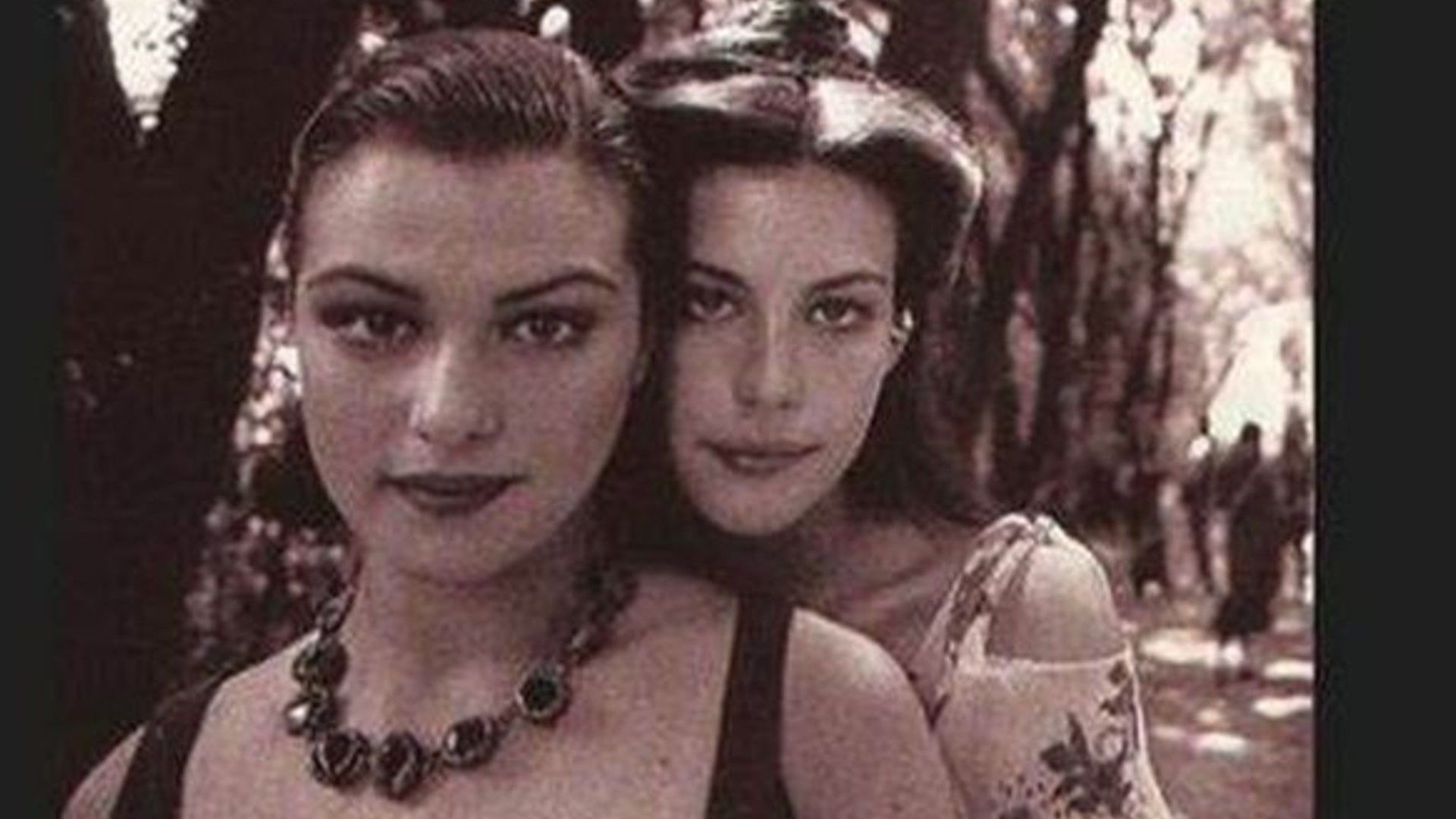 Uma fotografia conjunta de Rachel Weisz e Liv Tyler com filtro sépia