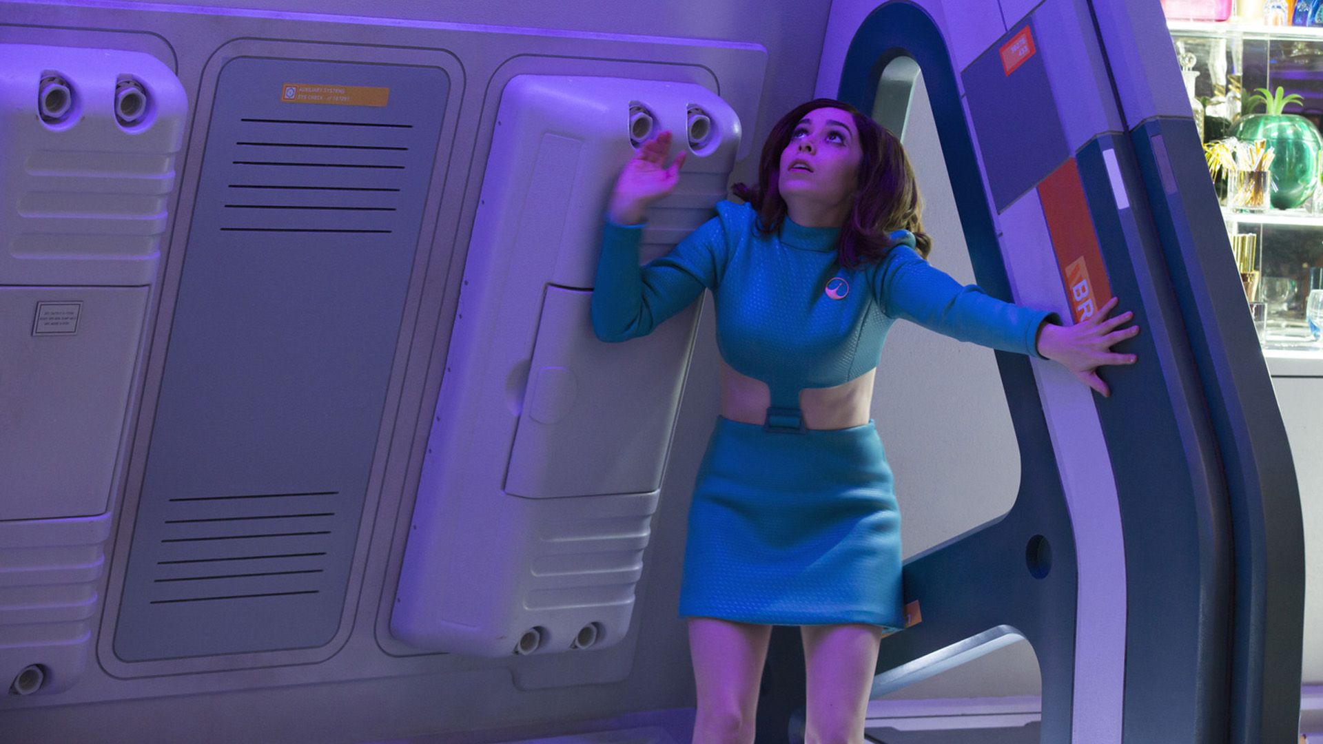 Cristin Milioti de fato azul numa cena da série "Black Mirror"
