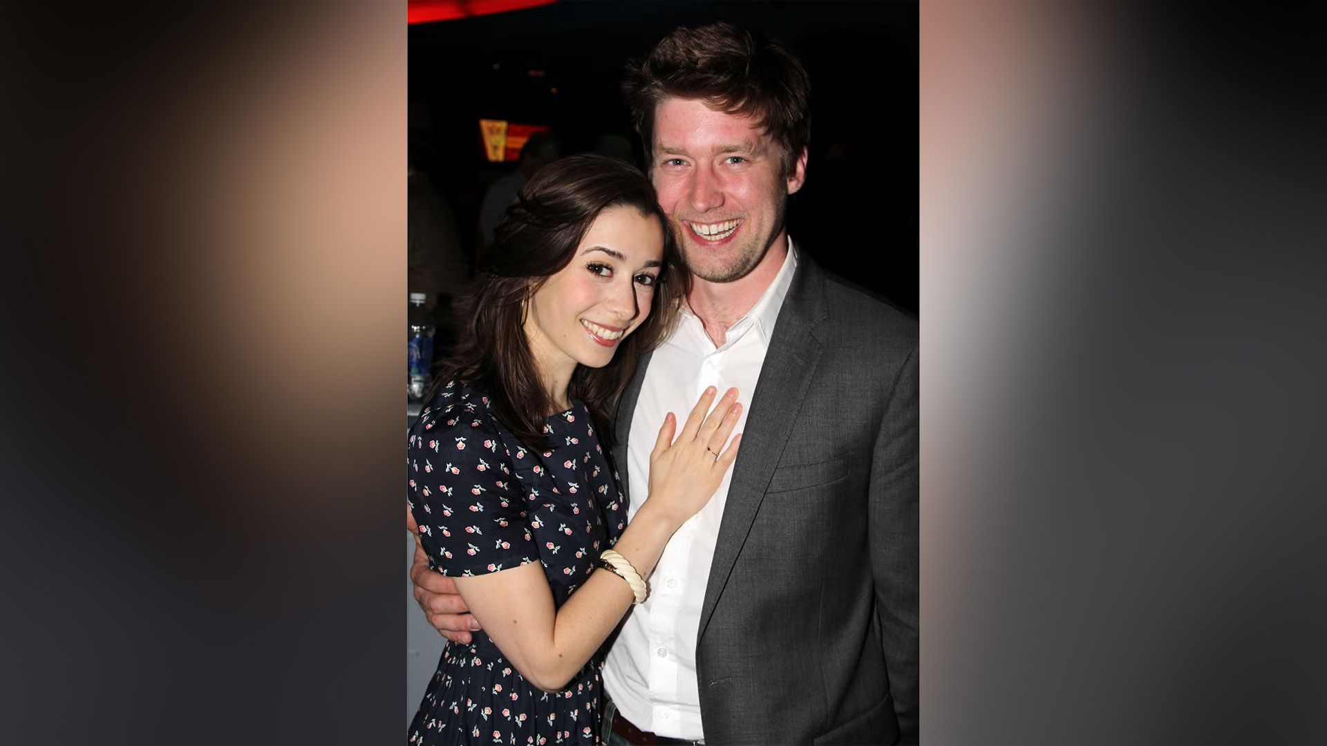 Cristin Milioti e Jesse Hooker posando juntos num evento social