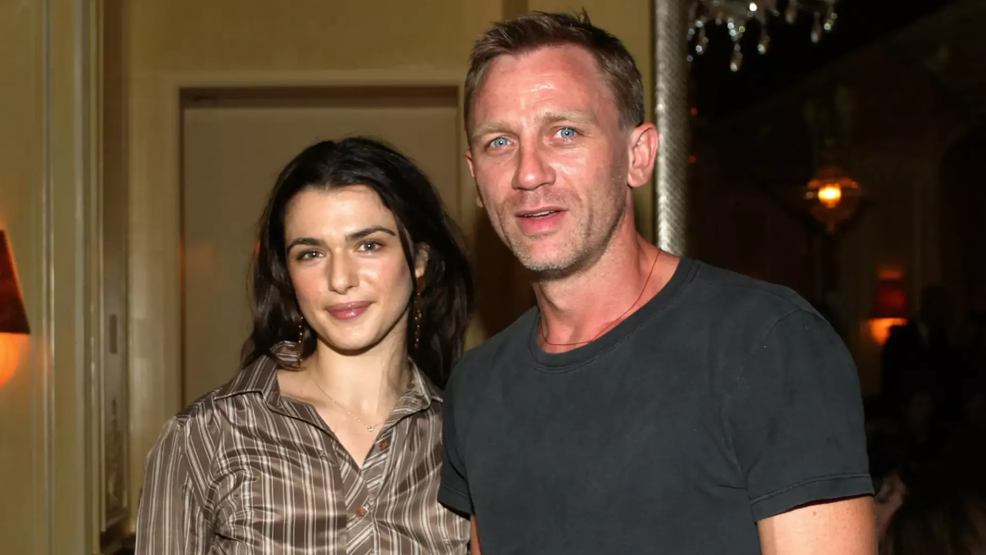 Rachel Weisz e Daniel Craig posam juntos em frente à câmara