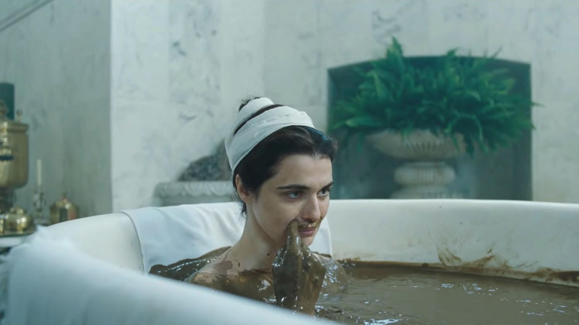 Rachel Weisz no banho fazendo um bigode de sujidade